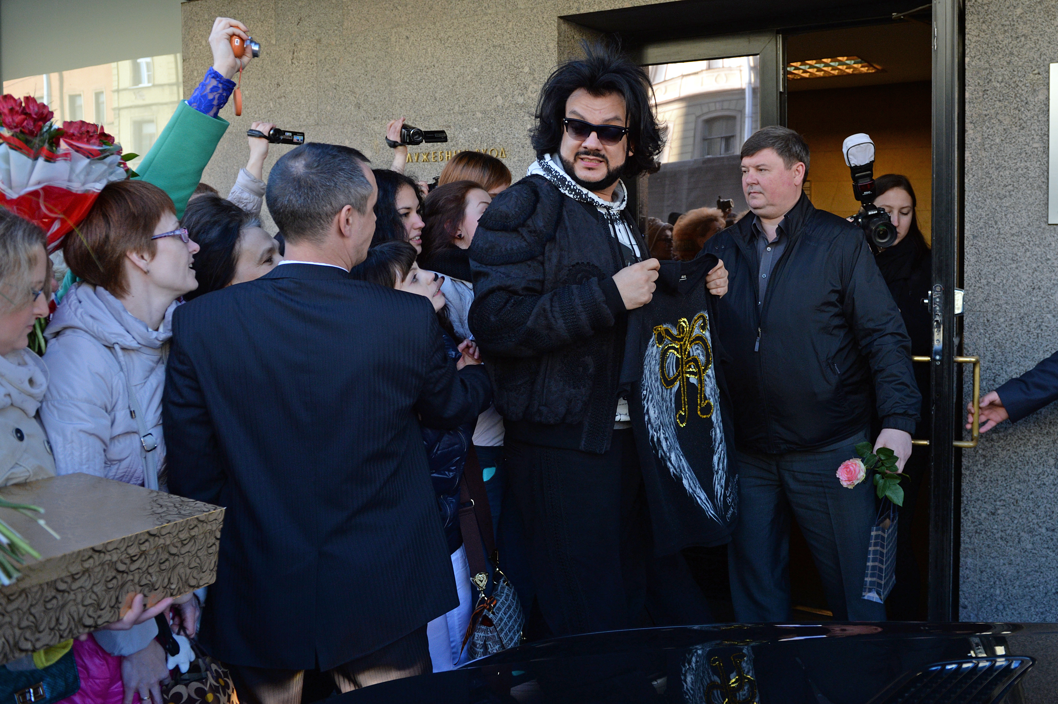 Имениннику подарили футболку 