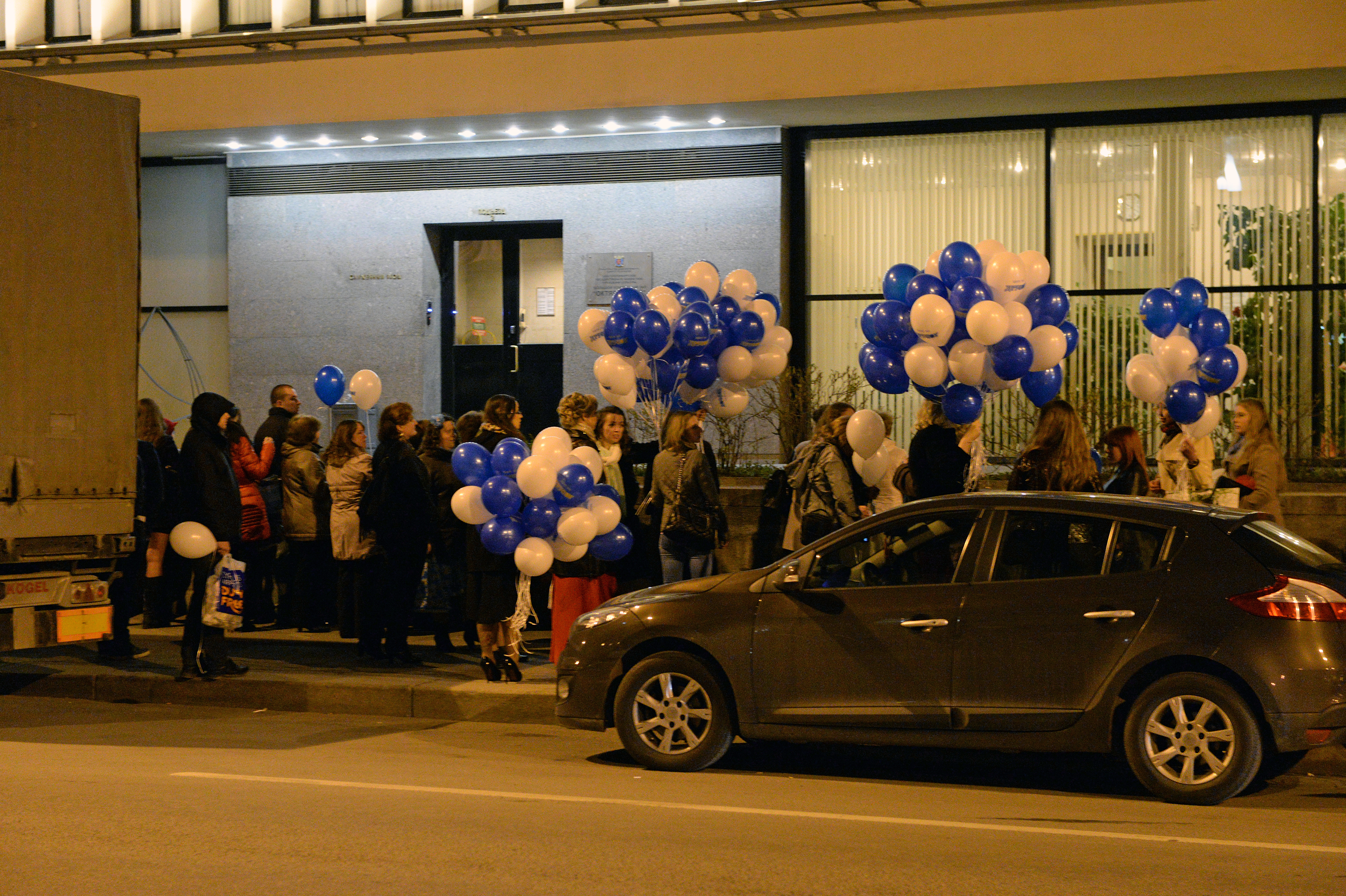 После концерта в небо запустили сотни шаров