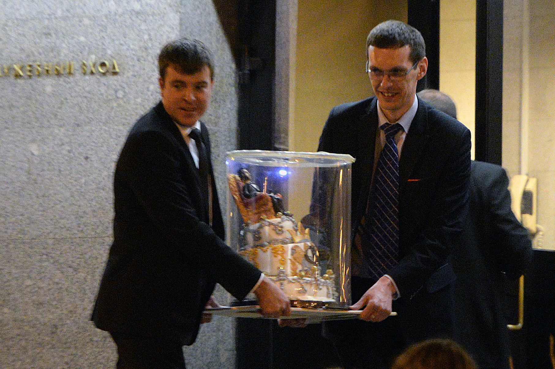 Торт в виде поп-короля разрезали прямо на сцене