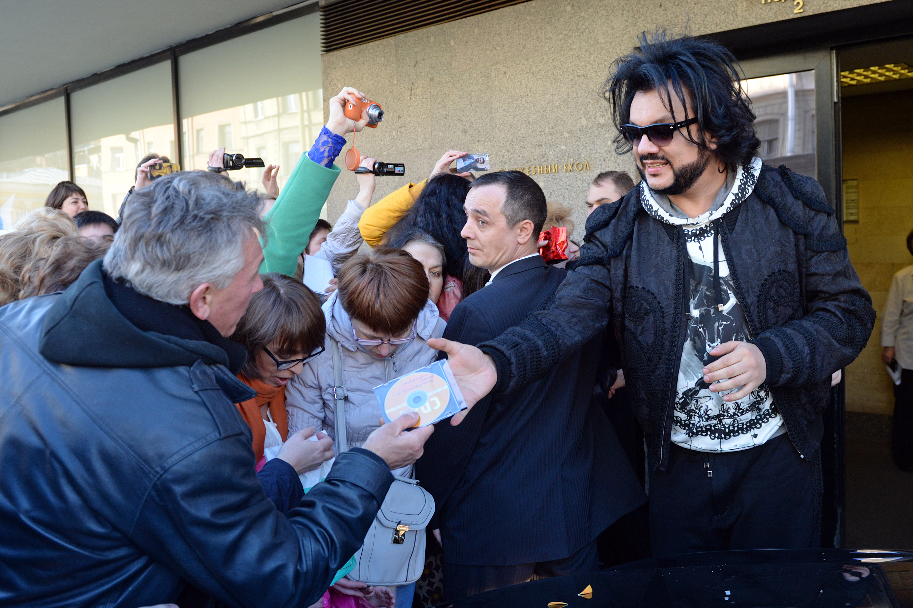 Почитатель таланта Филиппа Киркорова подарил ему диск со своими песнями