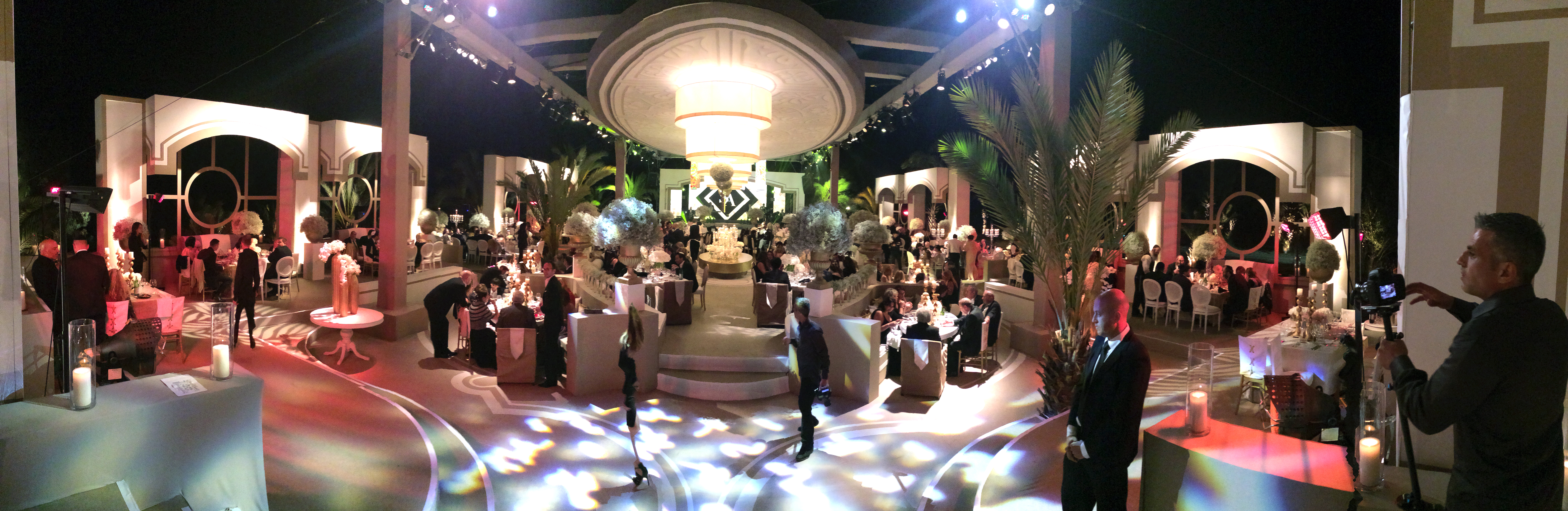 Банкетный зал, выстроенный в глубине заповедника