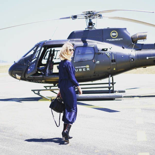 Наталья Водянова садится в вертолет в Каннах