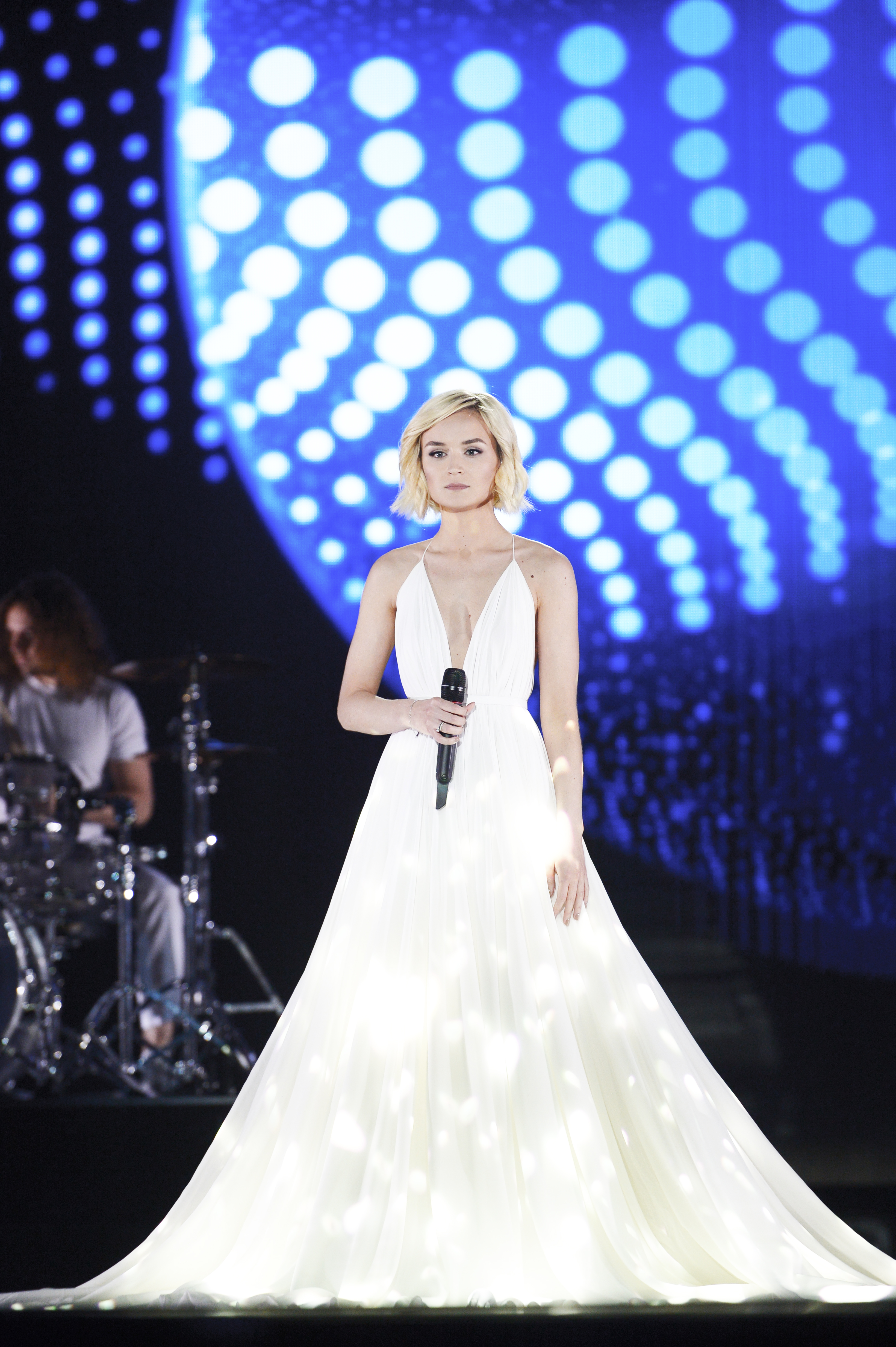 Белое концертное платье. Платье Полины Гагариной на Евровидении. Евровидение Гагарина финал.