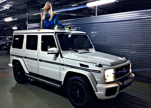 Совсем недавно блондинка стала обладательницей внедорожника Mercedes стоимостью 10 миллионов рублей