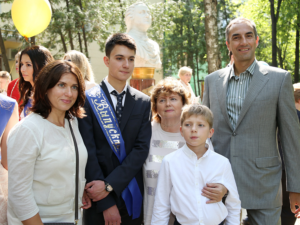 Дмитрий Груздев с отцом &mdash; председателем правления &laquo;Автомир&raquo; Николаем Груздевым, мамой, бабушкой и младшим братом