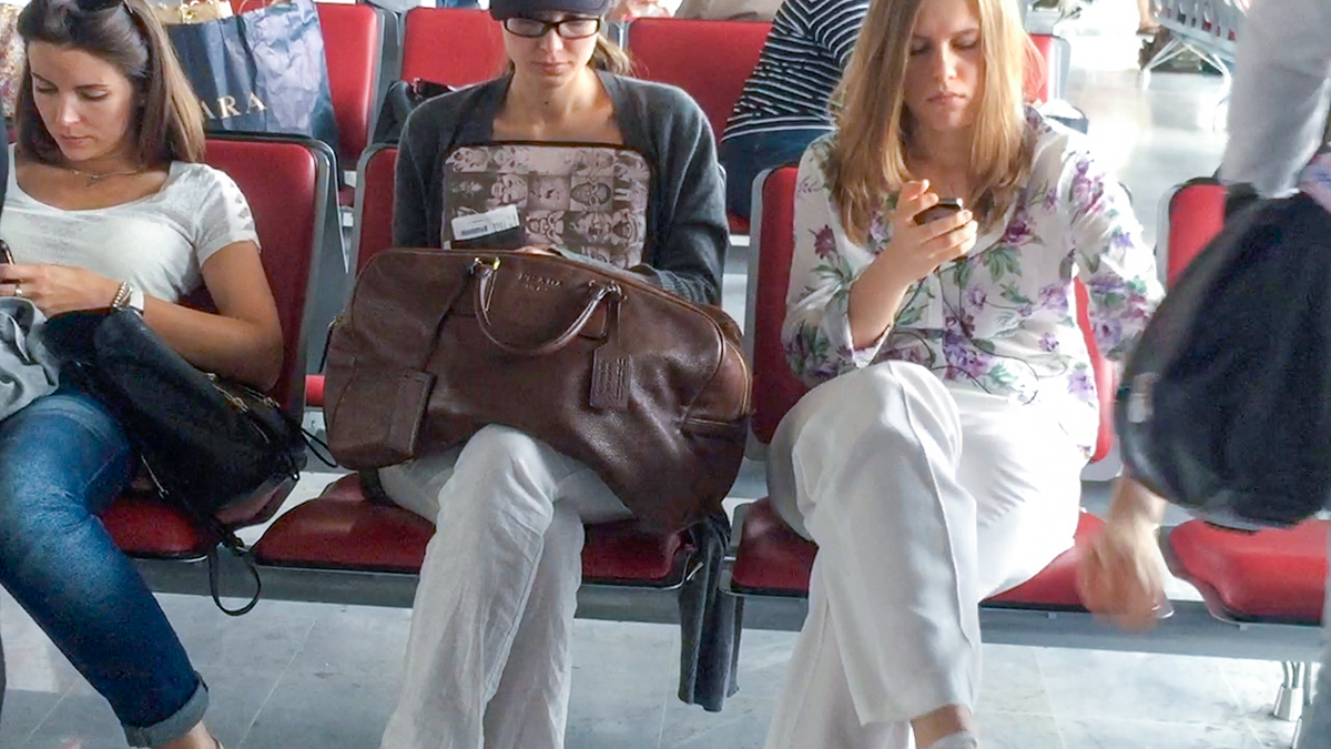 В аэропорту Ниццы избранница Эдриена Броуди терпеливо ждала начала посадки в общем зале ожидания