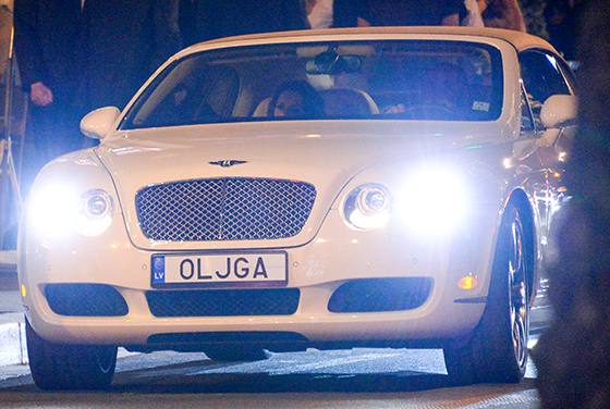 По улицам Лазурного Берега Ольга разъезжает на автомобиле с именным номером 