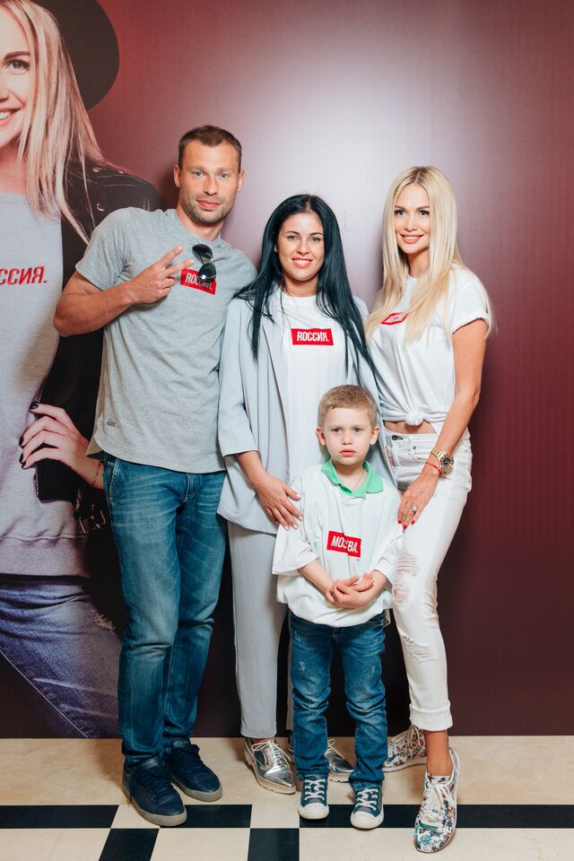 Футболист Василий Березуцкий с супругой Ольгой, сыном Владимиром и телеведущая Виктория Лопырева