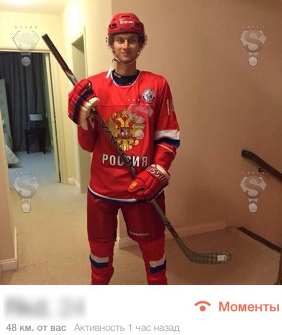 На другом снимке молодой бизнесмен предстал перед претендентками на его сердце в хоккейной форме сборной России