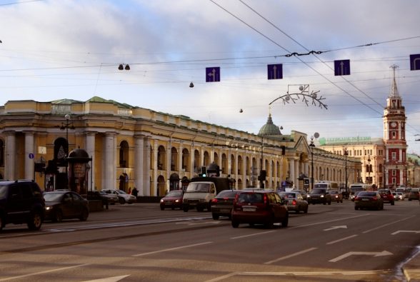 Сбербанк гостиный двор. Метро Гостиный двор Санкт-Петербург. Станция Гостиный двор Санкт Петербург. Большой Гостиный двор СПБ. Шпиль на Невском проспекте у Гостиного двора.