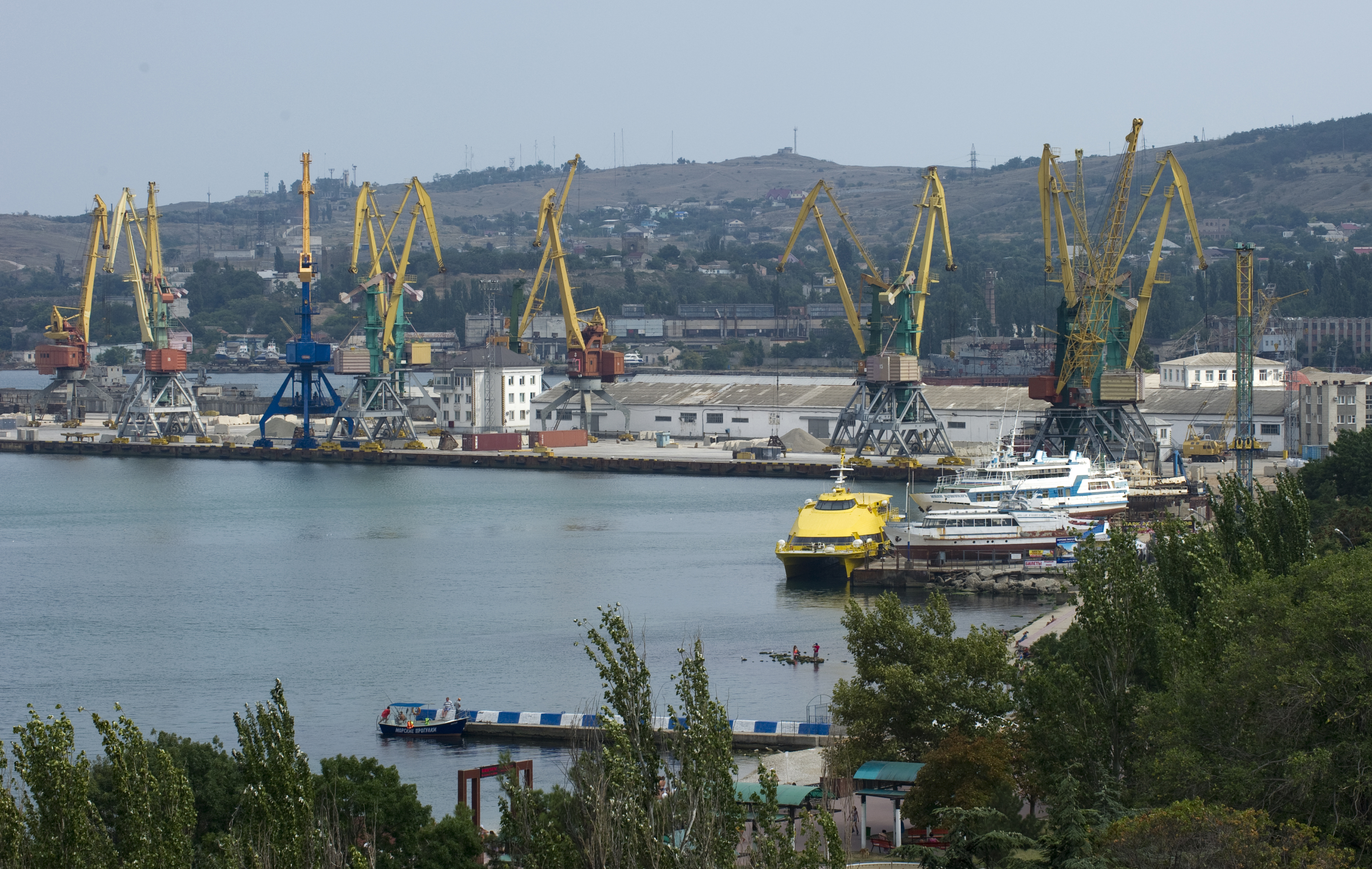 Организация крым. Феодосийский морской торговый порт. Морпорт Феодосия. Грузовой порт Феодосия. Порт в Крыму Феодосия.