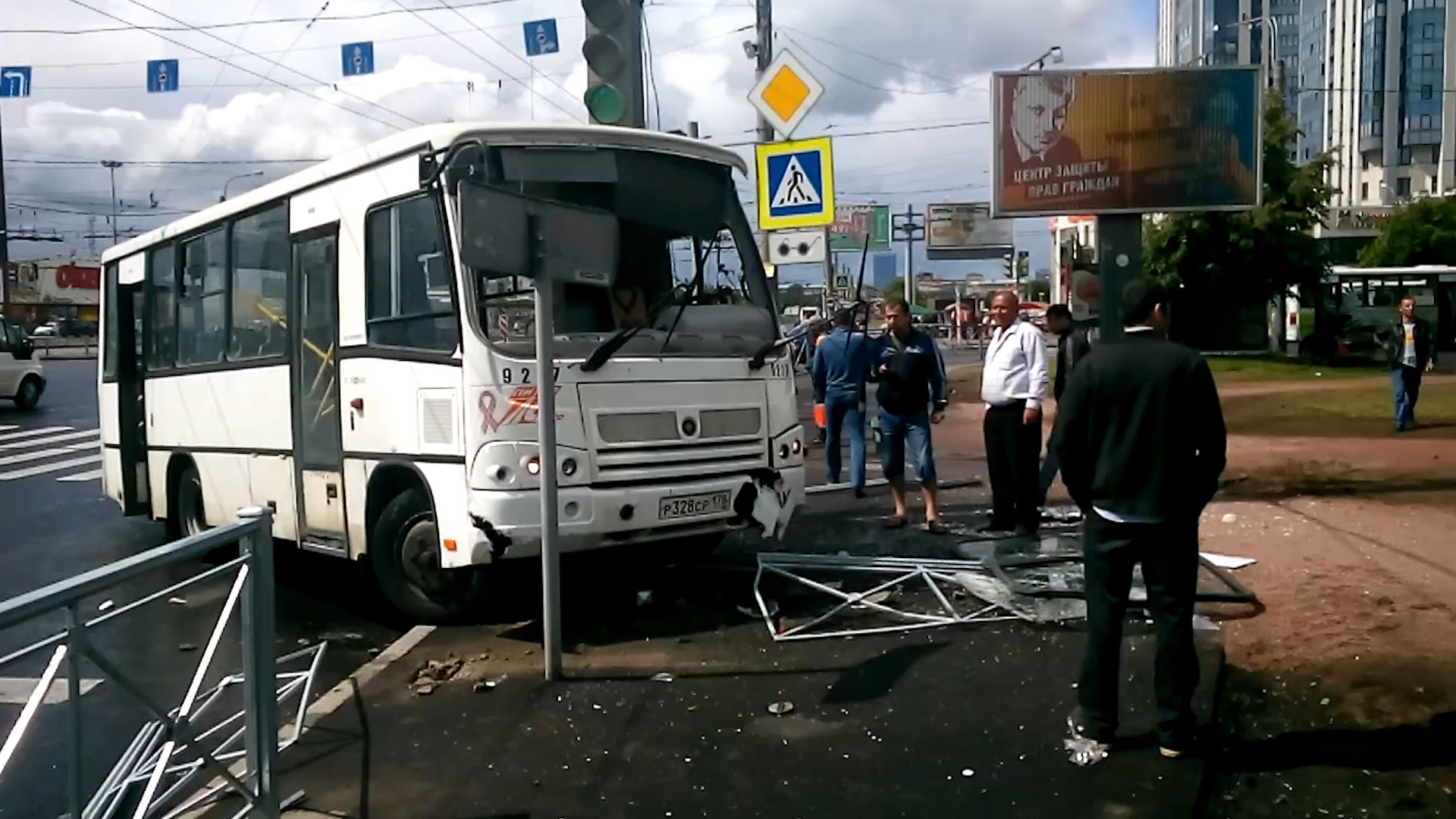 Водитель маршрутки решил погоняться с автомобилем и врезался в светофор