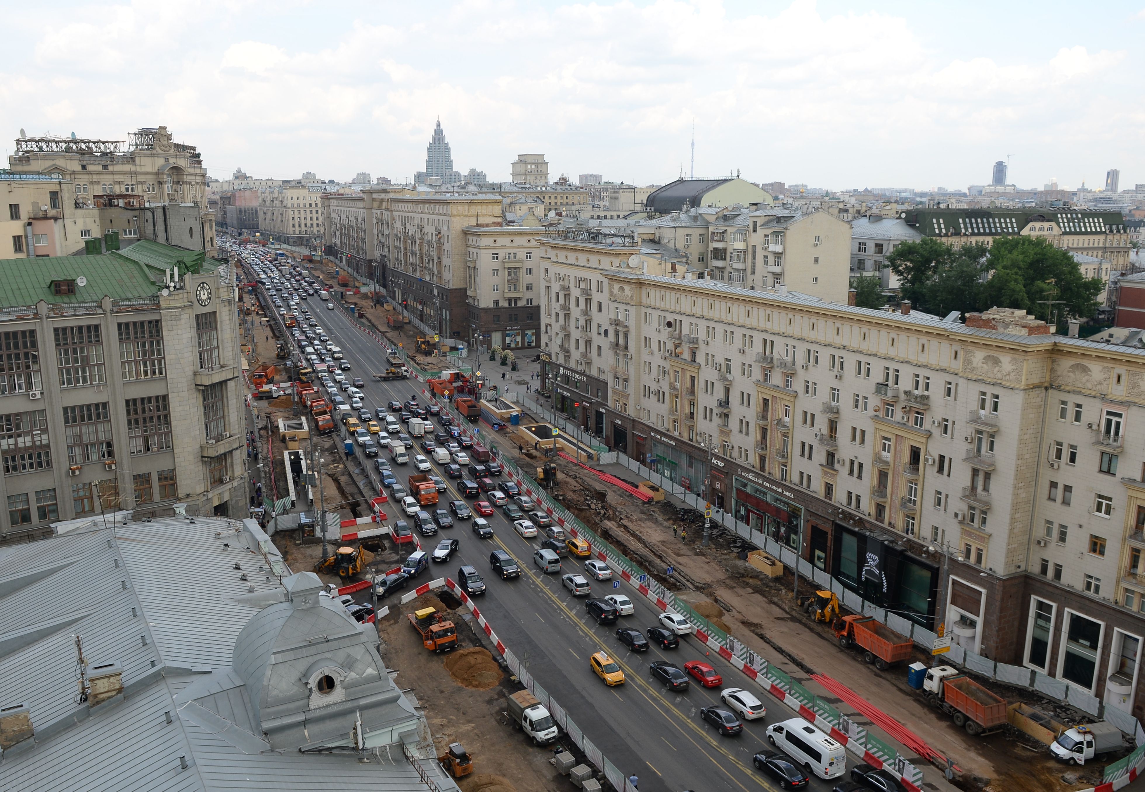 Работа в центре москвы. Москва Тверская улица 1996 год. Тверская улица 2002 год. Реконструкция Тверской улицы. Тверская улица в Москве сейчас.