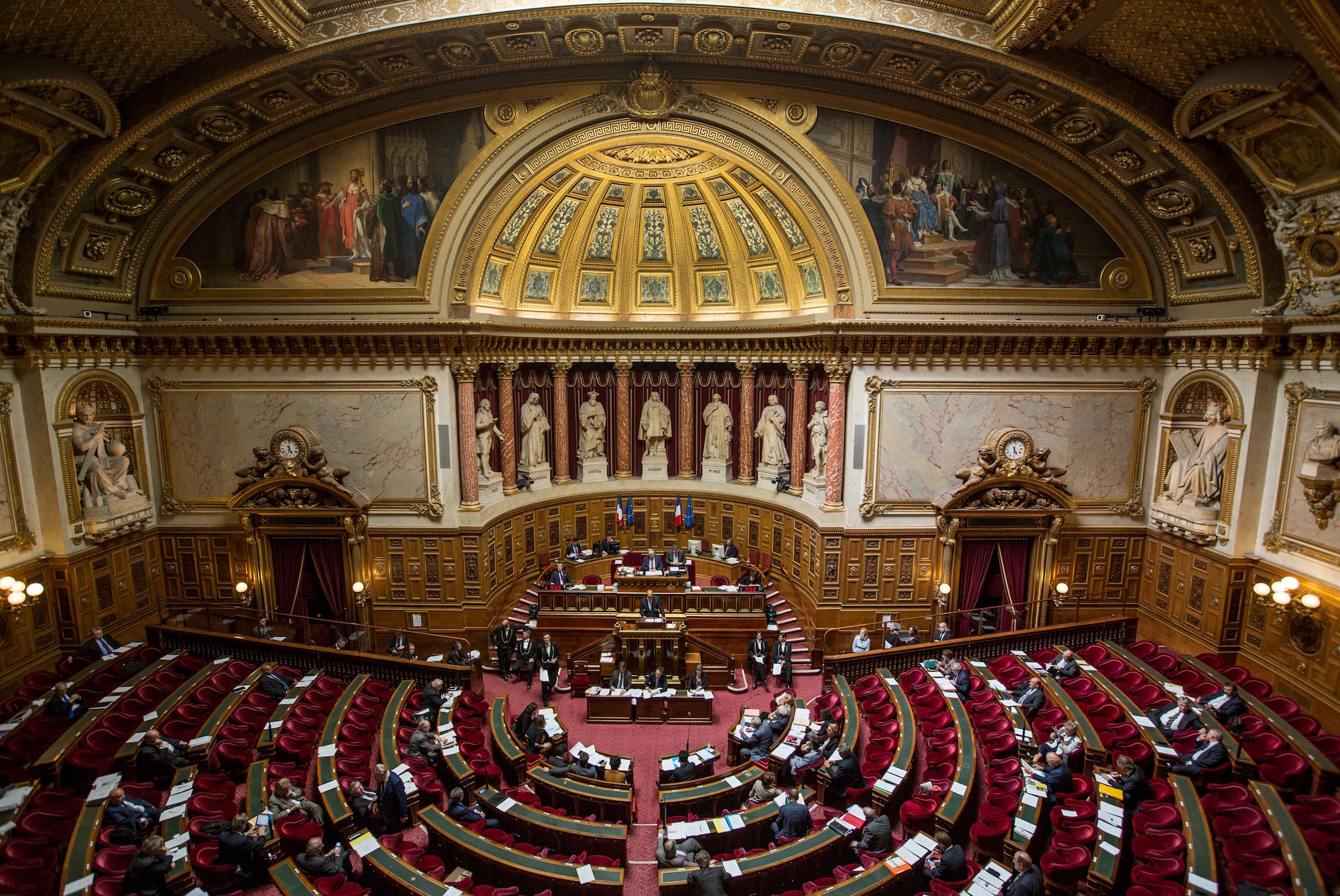 Сенат это. Сенат Франции. Зал заседании Сената Франции. Парламент Франции здание. Верхняя палата парламента Франции.
