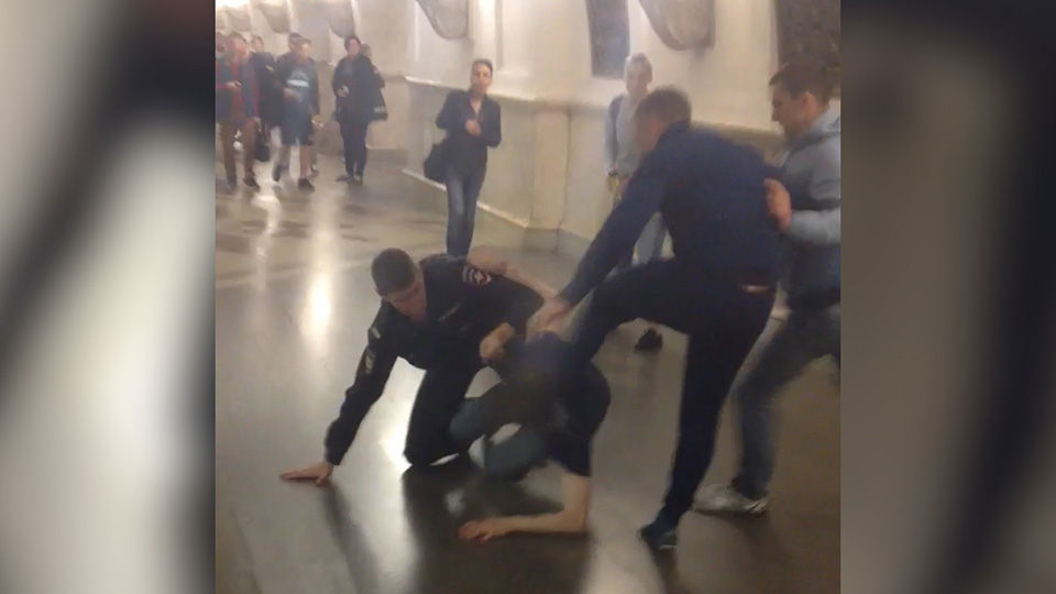 Случай в москве вчера. Драка с полицейскими в метро.
