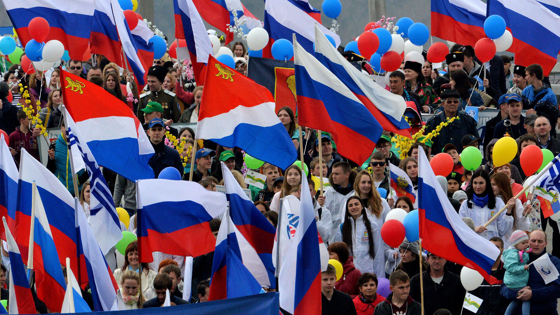 12 июня независимости. Независимость России. Политическая независимость. День России независимости государства. Флаг России на демонстрации.