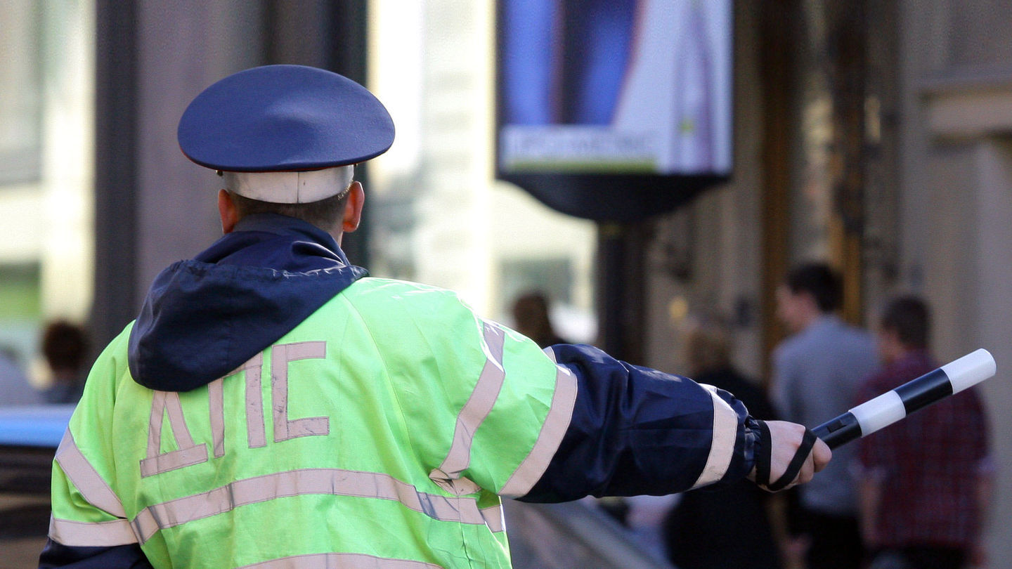 Гаишник остановил водителя. Был остановлен водитель который. Был остановлен водитель который. Дпс проверяет документы. Палка гаишника.