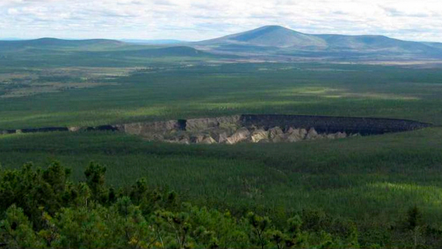 Батагайка. Сибирский кратер Батагайка. Батагай Якутия кратер. Термокарстовая котловина Батагайка. Батагайский разлом Якутия.