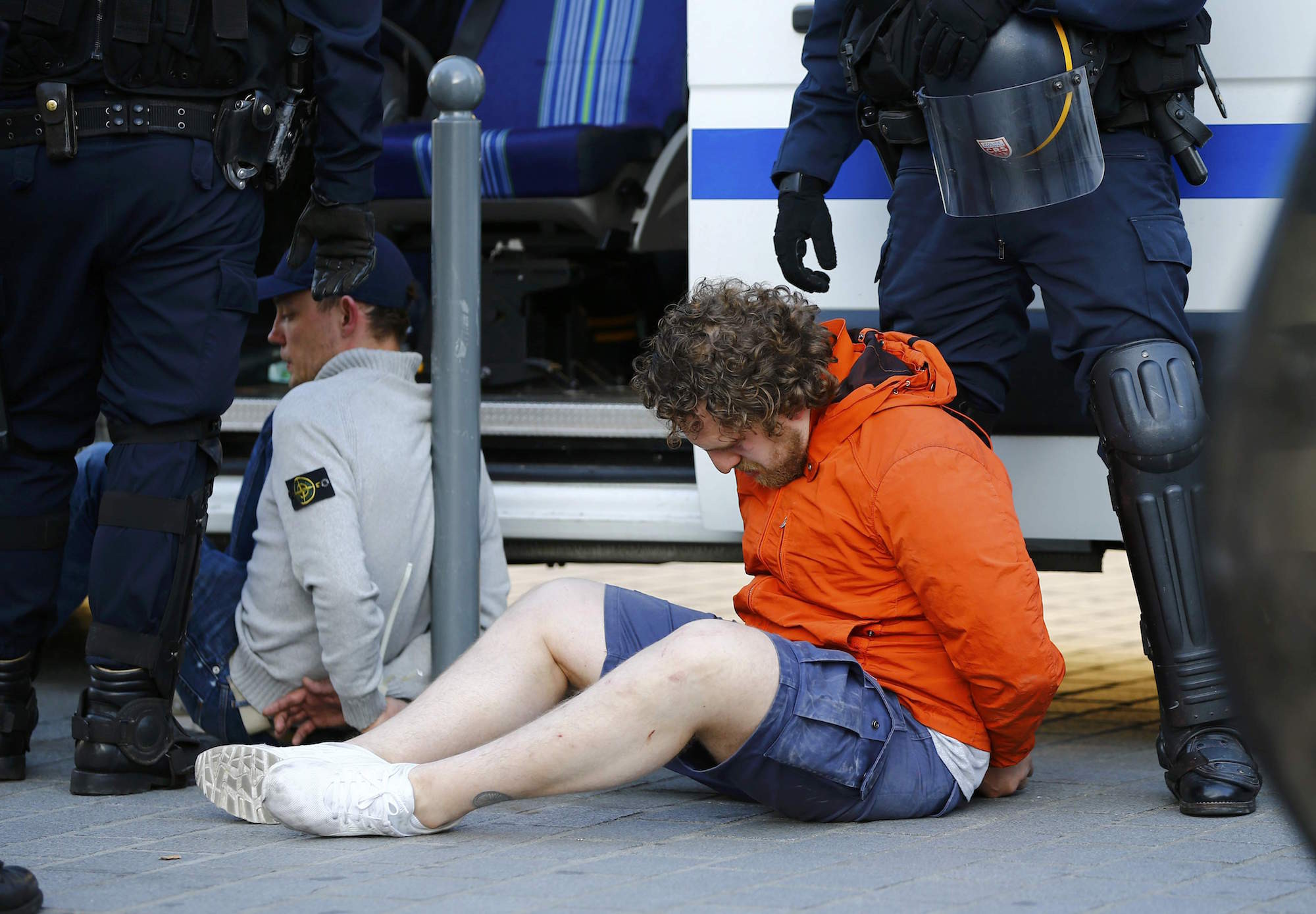 Задержанные российские футбольные болельщики. Фото: &copy;&nbsp;REUTERS/Wolfgang Rattay