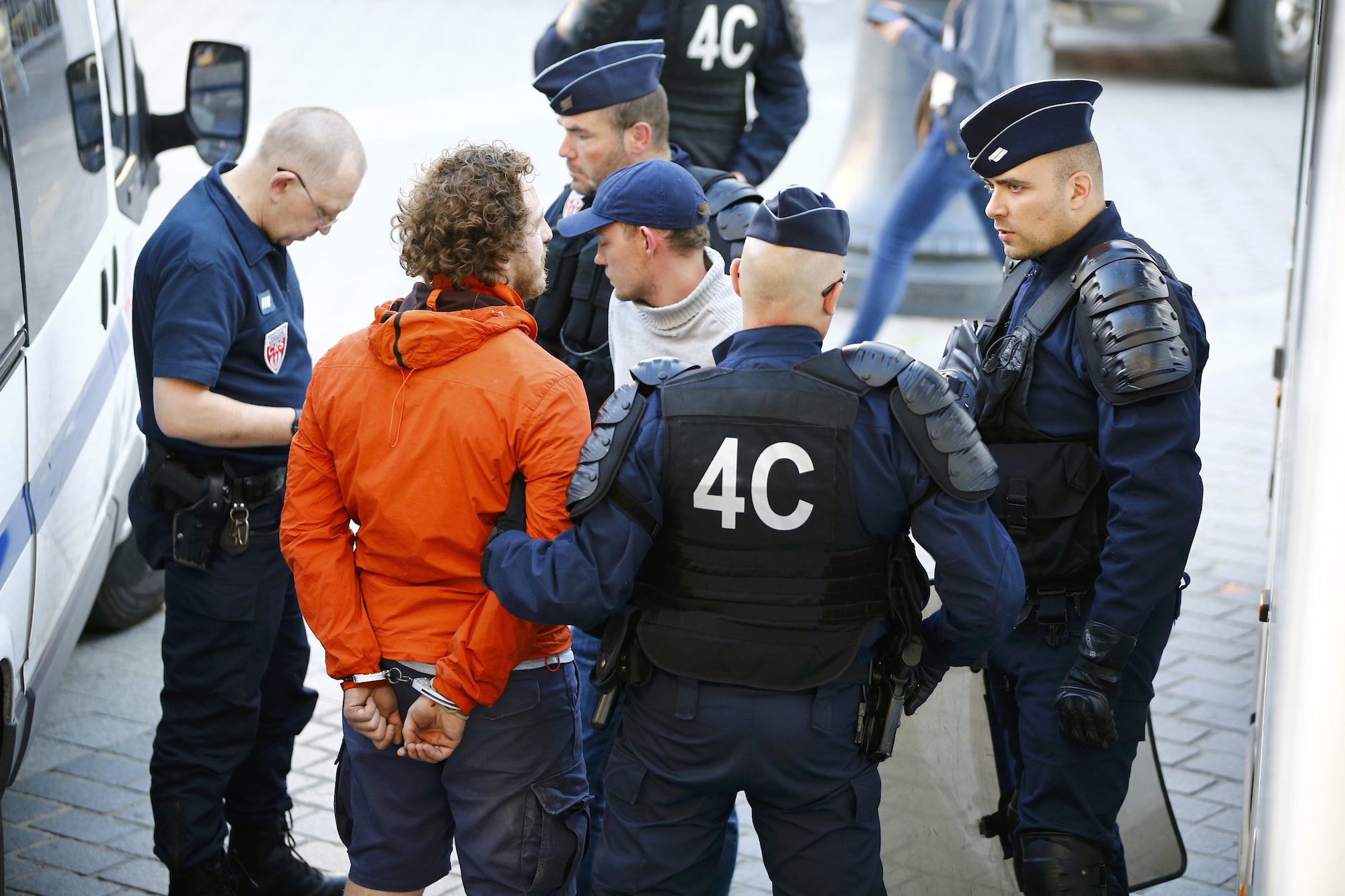 Задержанные российские футбольные болельщики. Фото: &copy;&nbsp;REUTERS/Wolfgang Rattay