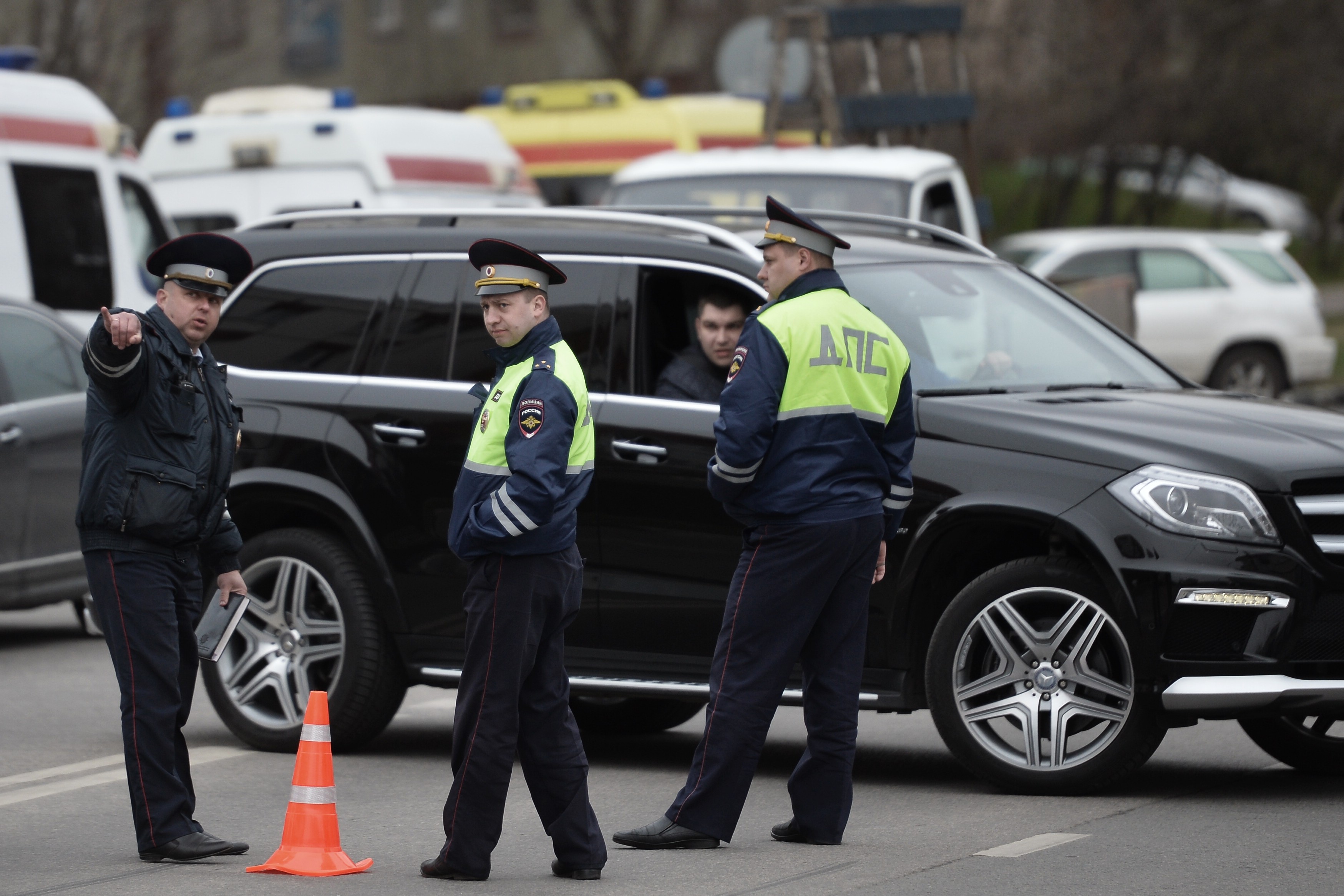 На севере Москвы автомобиль сбил сотрудника ДПС