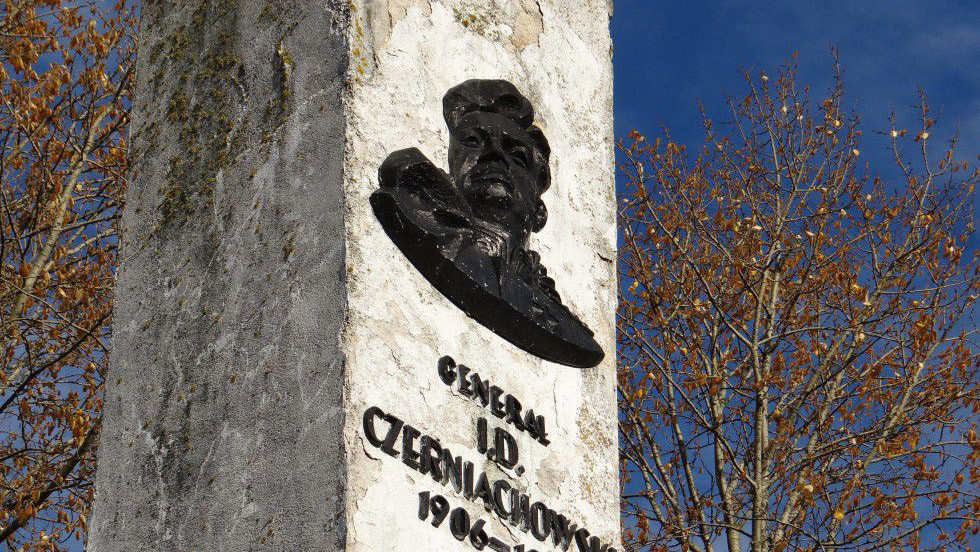 За неделю до 110-летия Черняховского в Польше демонтировали его памятник Черняховский Памятник