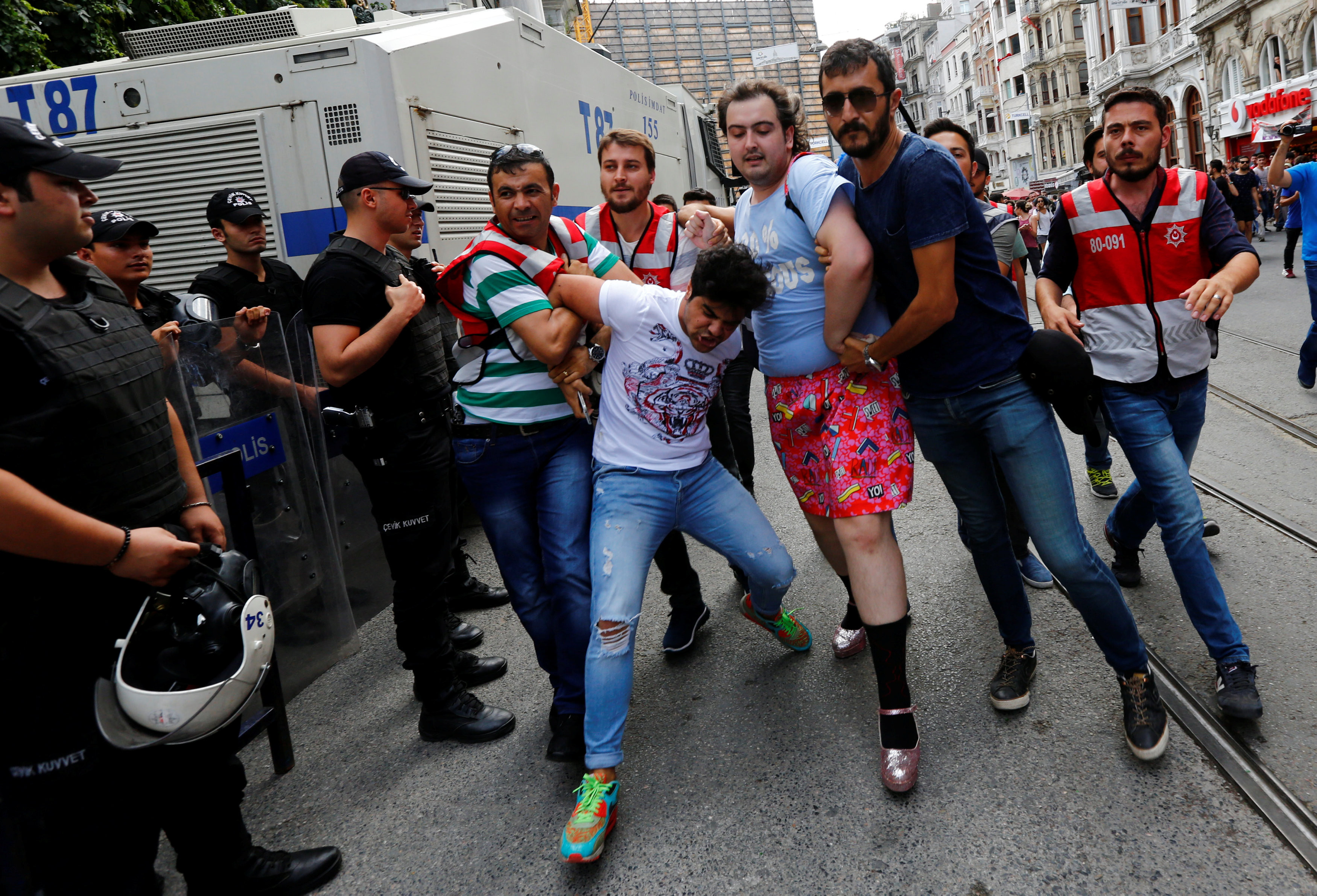 Полиция разогнала гей-парад в Стамбуле при помощи слезоточивого газа