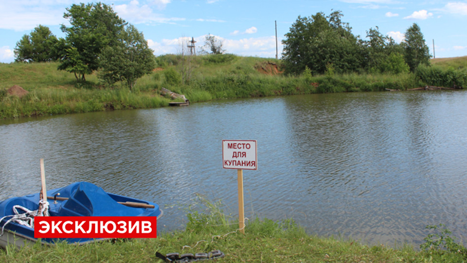 Знак "место для купания" у пруда в Удмуртии, где утонул выпускник, был ...