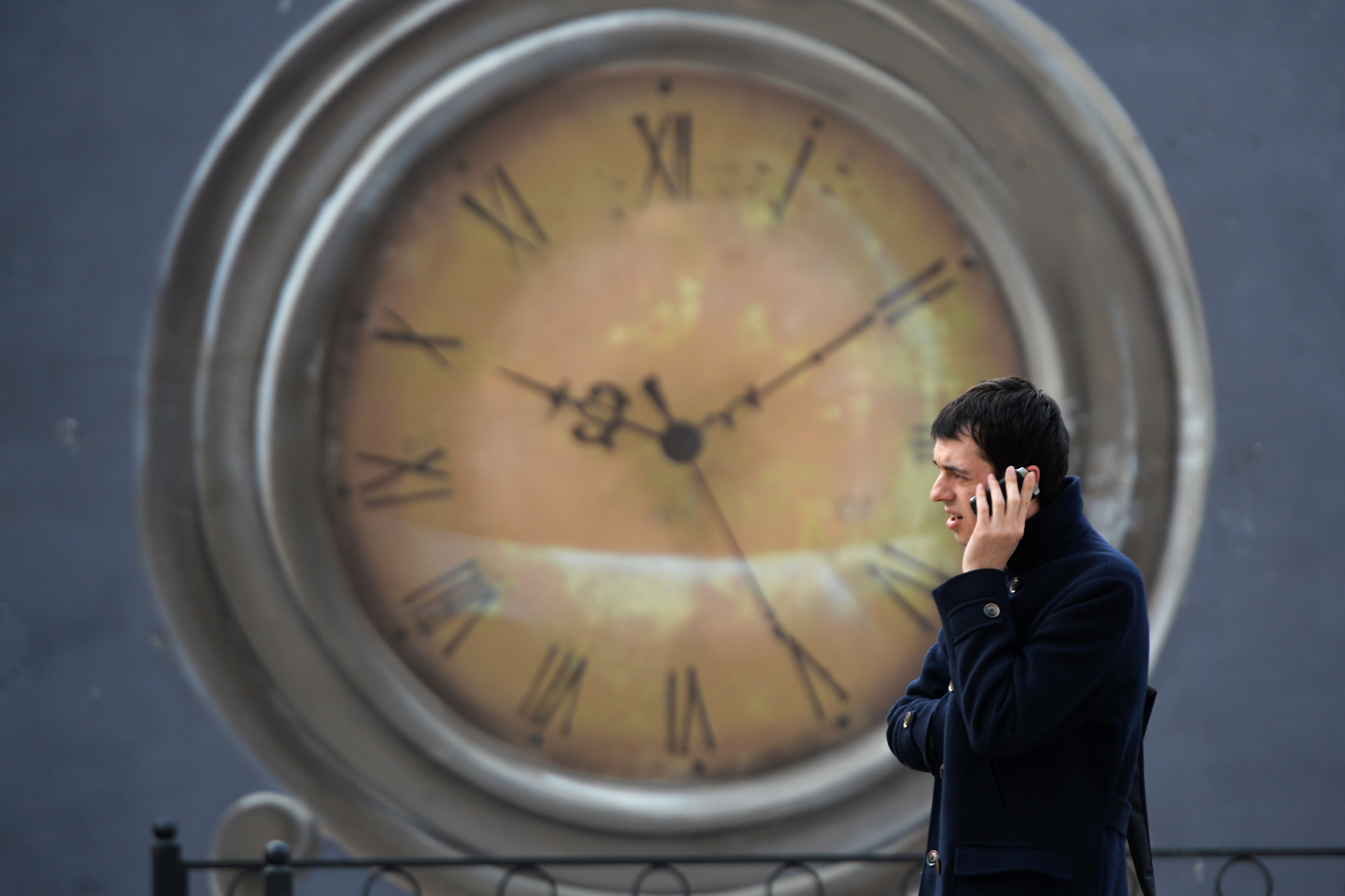 Часы теряют связь. Человек на фоне часов. Фон для фото часов. Колесо времени человека. Часы новости.