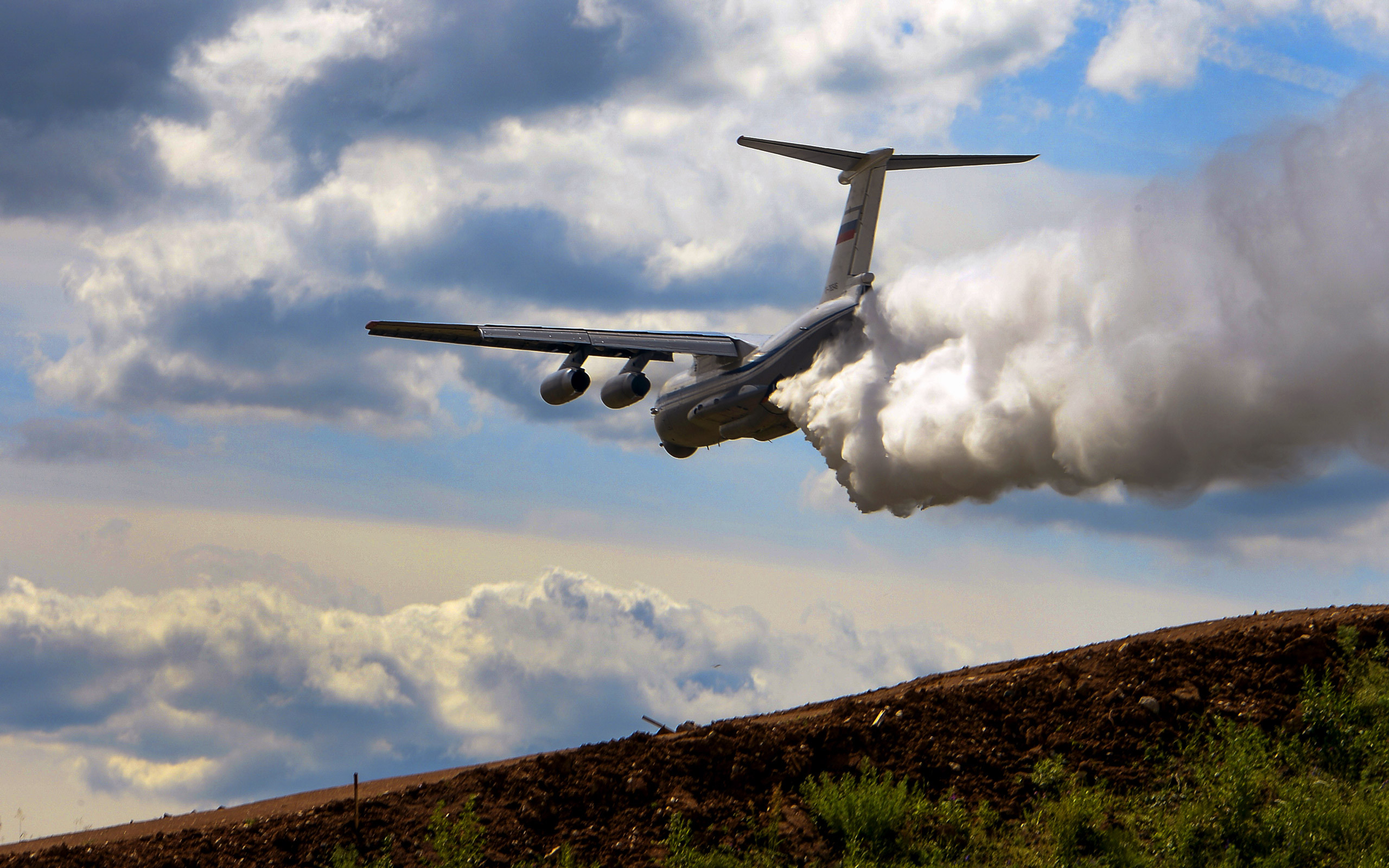 Ильюшин ил 76. Ил 76 десантный. Десантный самолет ил 76. Самолет ил 76 мд. Эмблема вта с булавой.