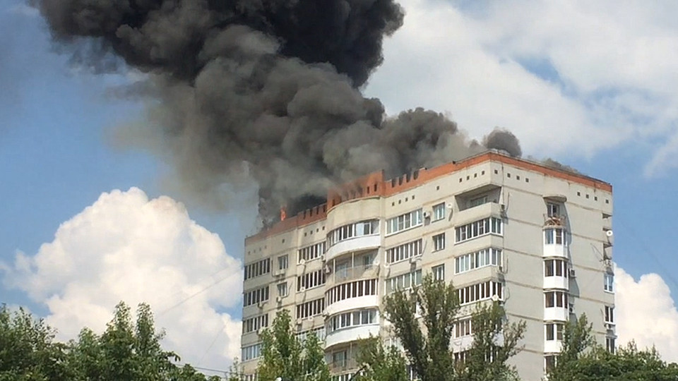 Пожар на крыше многоэтажного дома