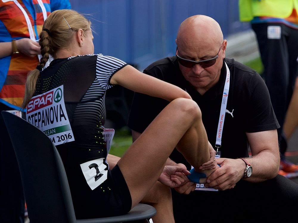 Юлия Степанова осматривает ногу после фиаско на 800-метровке в Амстердаме. Фото: &copy; РИА Новости/Елена Соболь