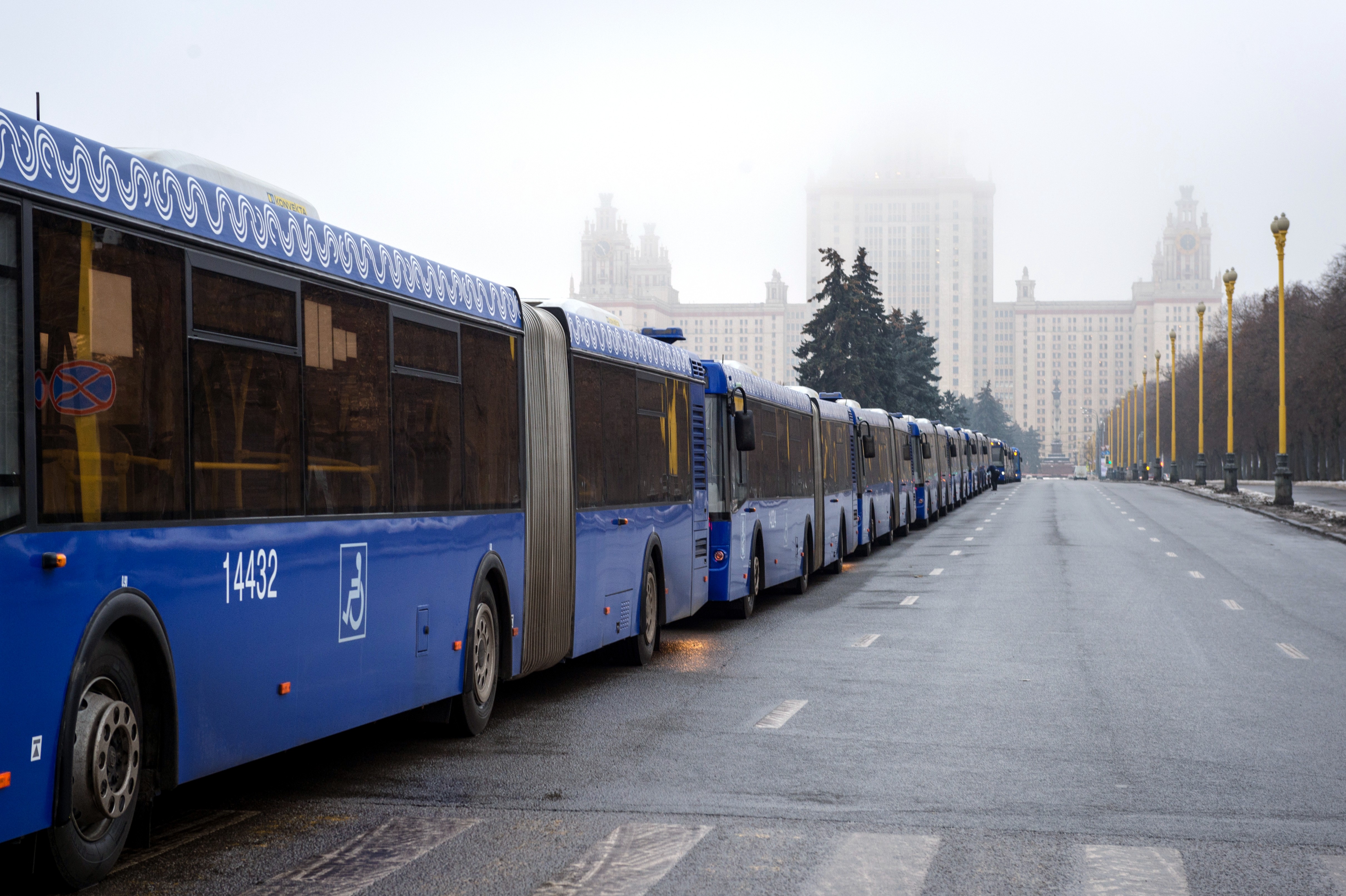 Автобус км. Автобус Мосгортранс. Большие автобусы в Москве. Мерседес Мосгортранс. Автобус мэрии Москвы.