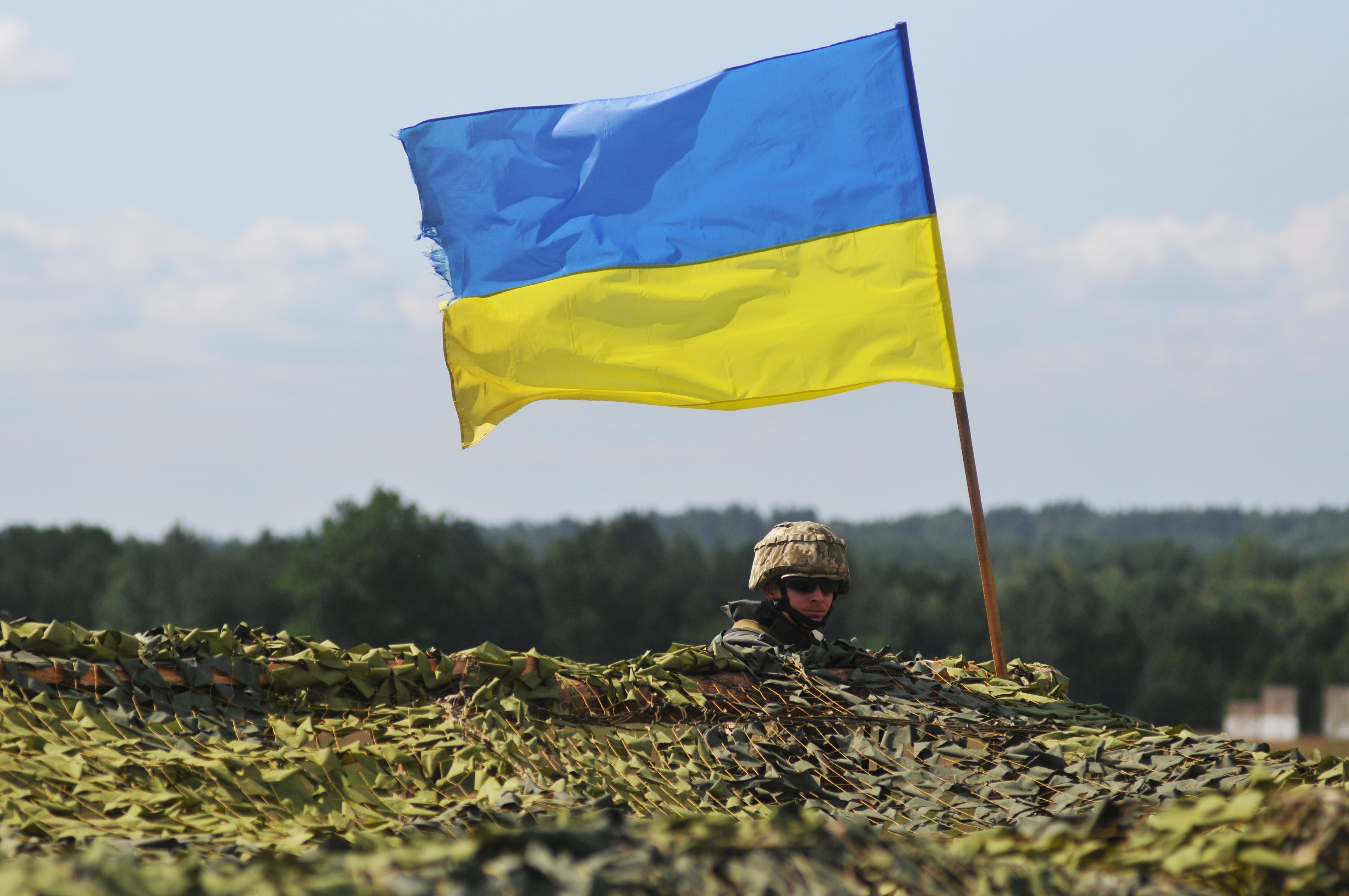 Украинцы в поле. Украинские войска. Военный флаг Украины. Украинские военные с флагом. Солдат с флагом Украины.