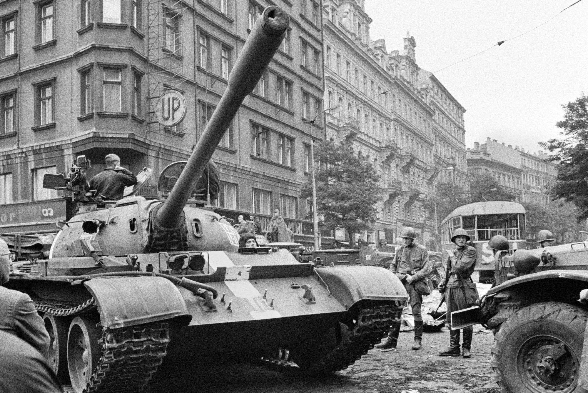 Москва чехословакия. Советские танки в Праге 1968. Советские войска в Праге Чехословакия 1968.