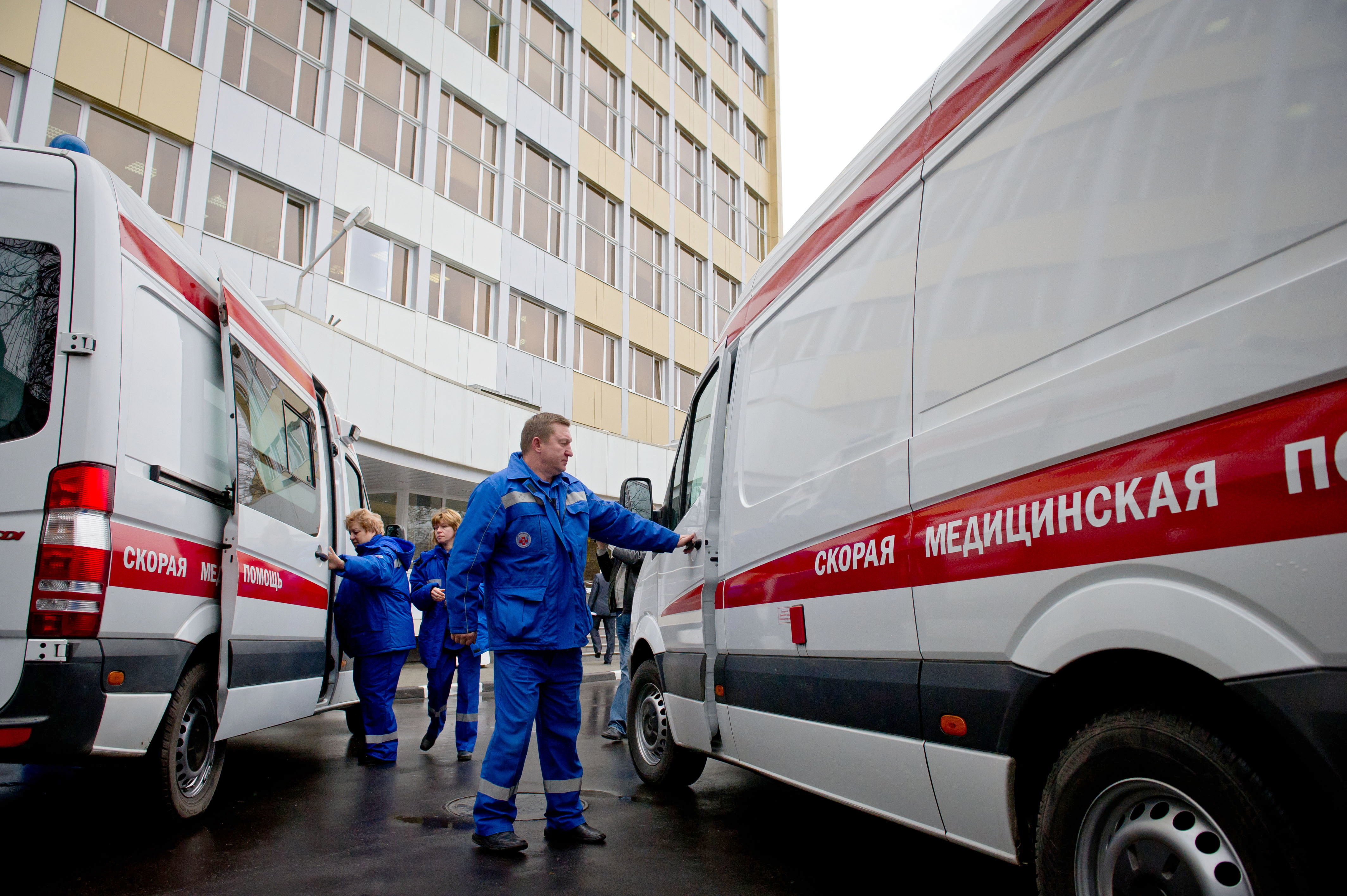 Медицинская помощь москва. Организация скорой медицинской помощи. Учреждения скорой медицинской помощи. Водитель скорой помощи Росс. Бригада скорой помощи Москва.