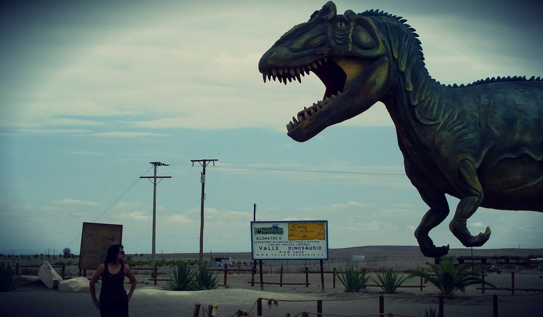 Динозавры США. Город динозавров в США. Динозавр на здании картина. Динозавр съел человека целиком.