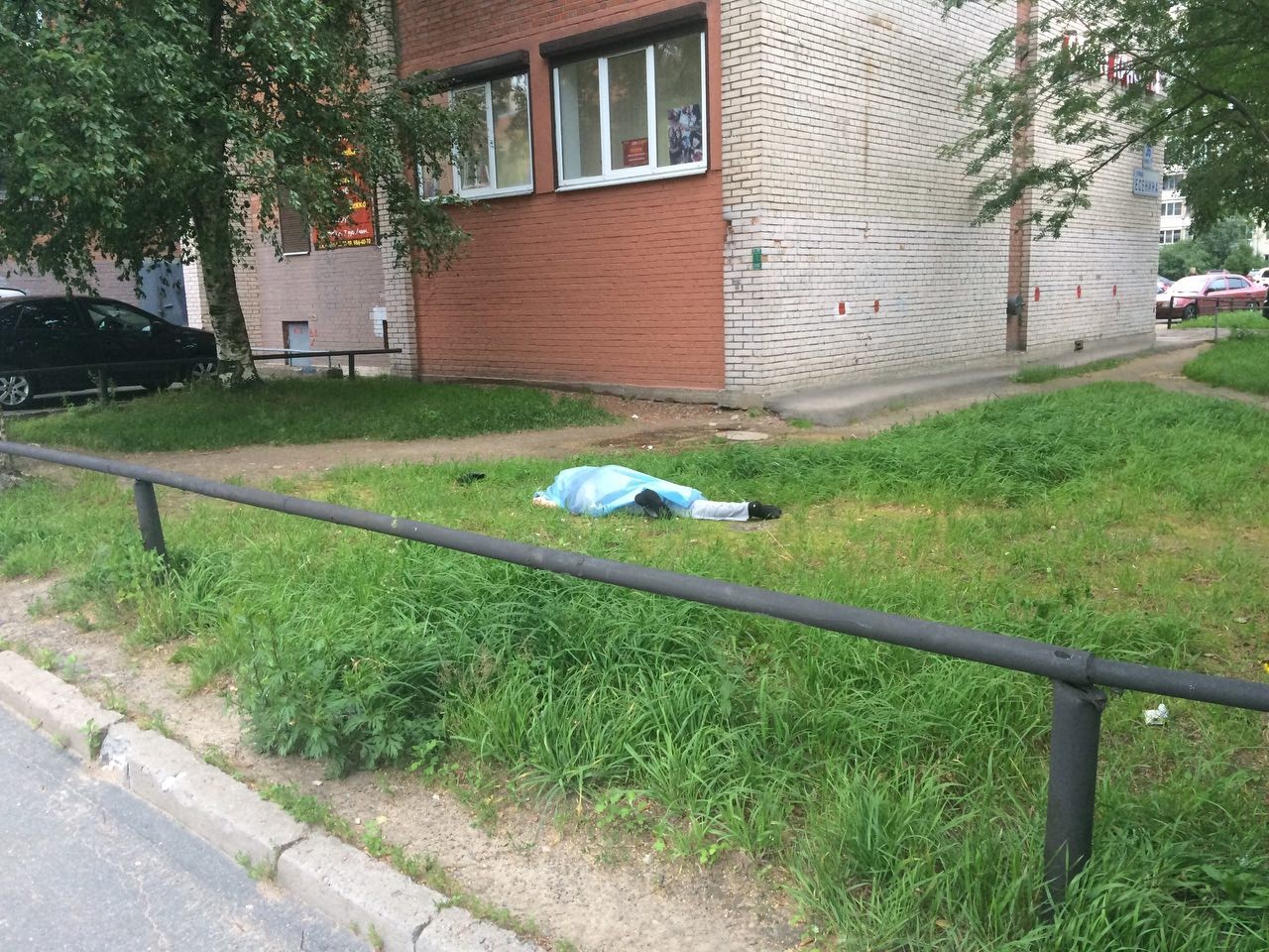В Ростове 23 летний парень выпал из окна