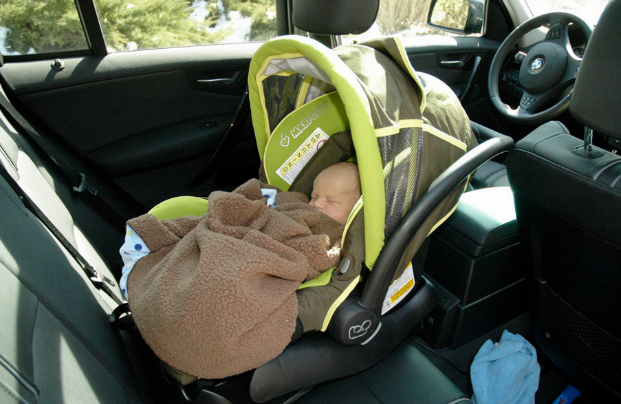 Грудные дети в машине. Машина для годовалого ребенка. Новорожденный и такси. Грудной ребенок в машине на жаре. Младенец заперт в машине.
