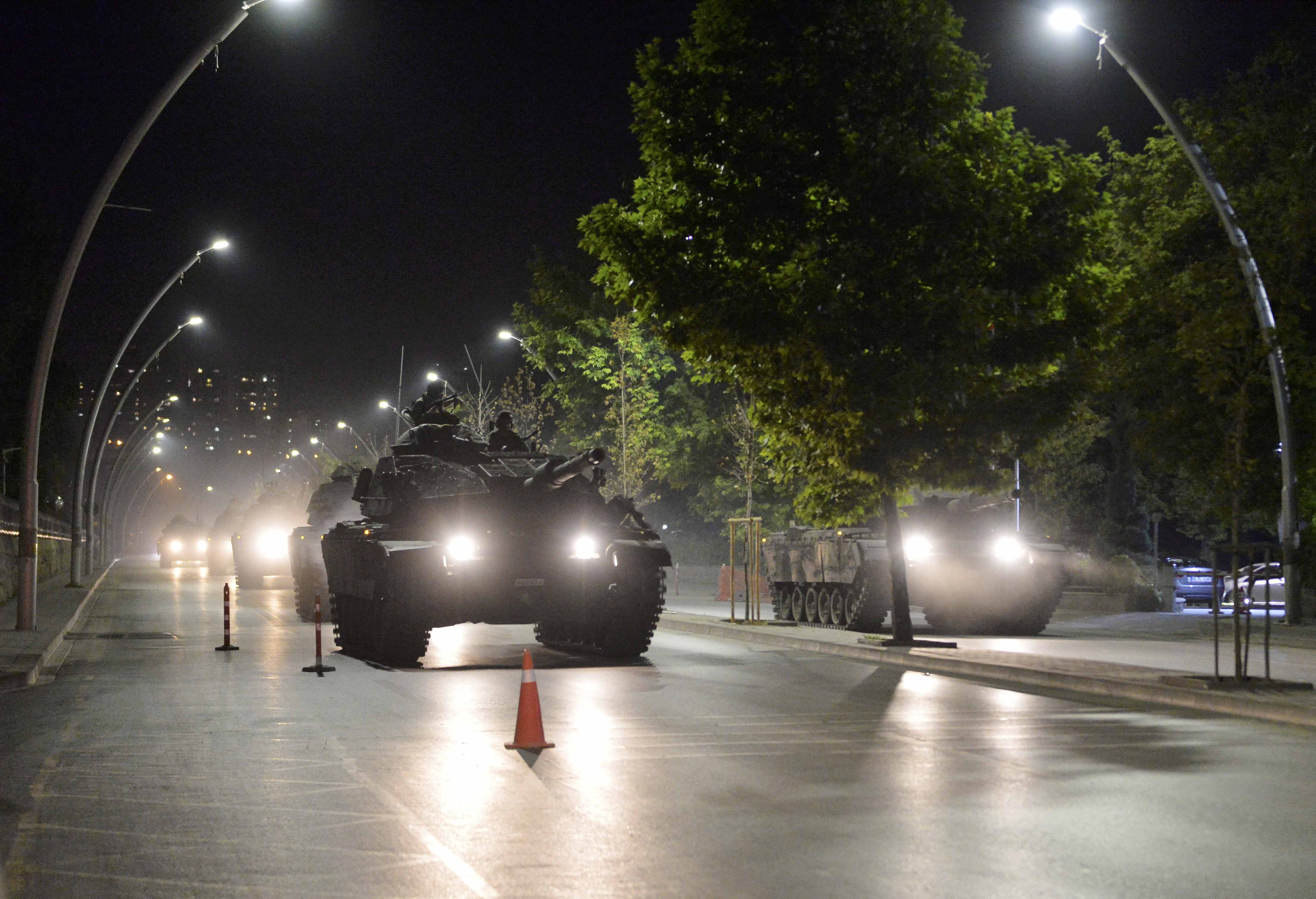 Армейские ночные. Военный переворот в Турции 2016. Военные ночью. Ночная Военная база. Попытка военного переворота в Турции.