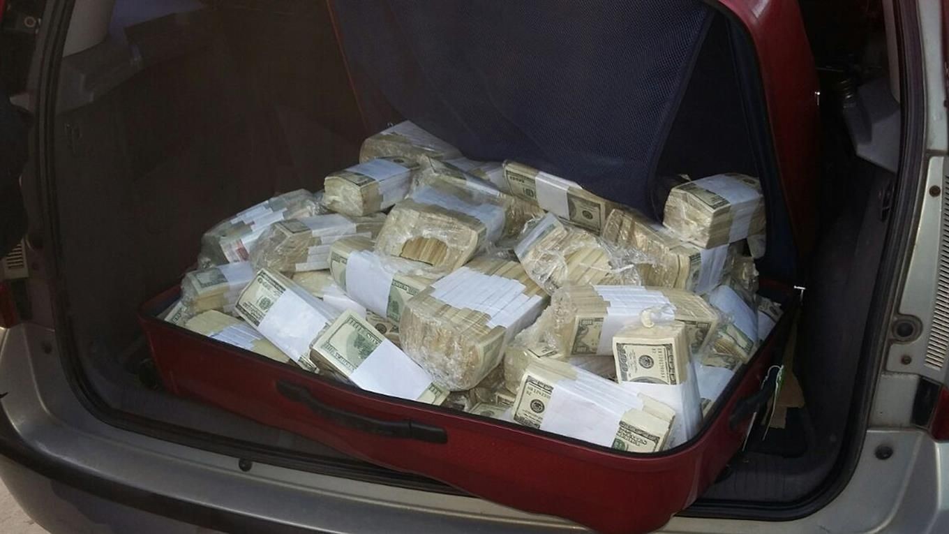 Часть изъятых у Хосе Лопеса денег. Фото: департамент полиции Буэнос-Айреса