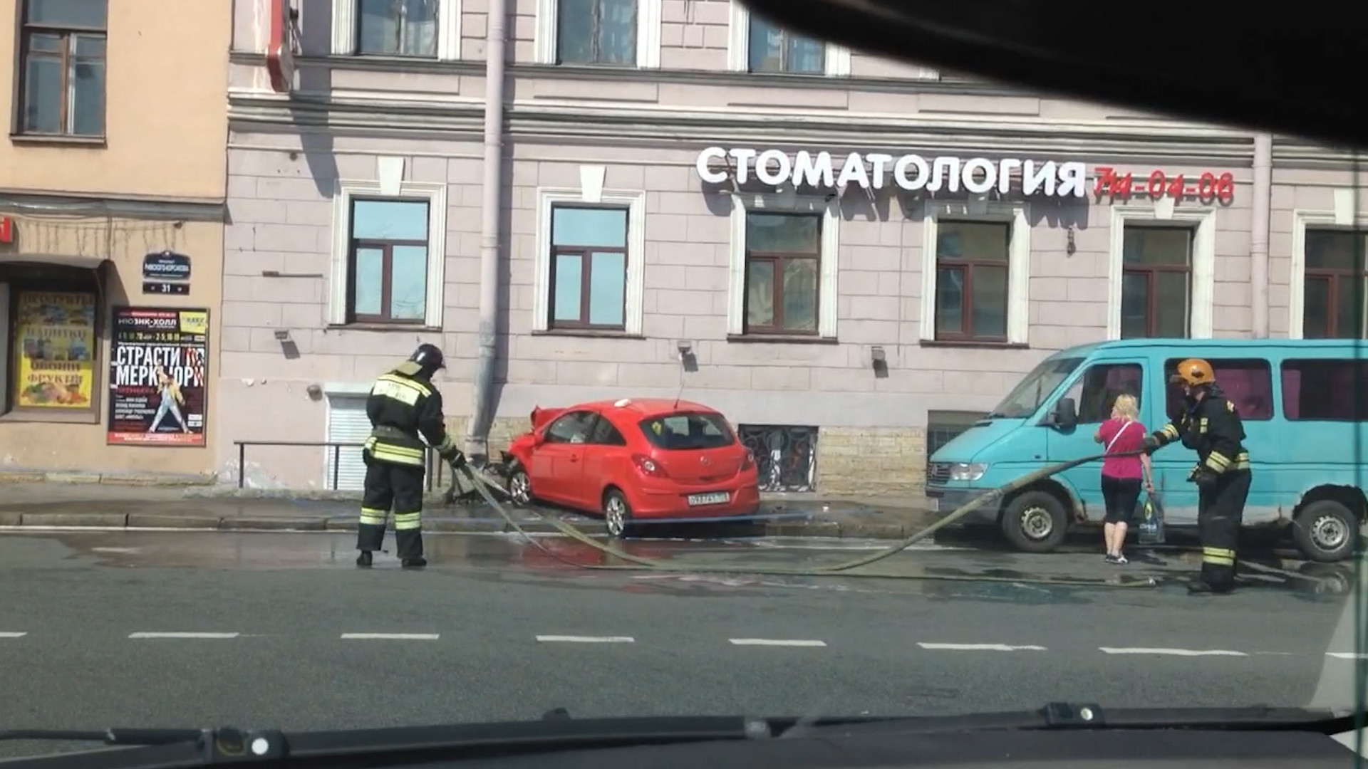 Машина врезалась в здание на Римского-Корсакова