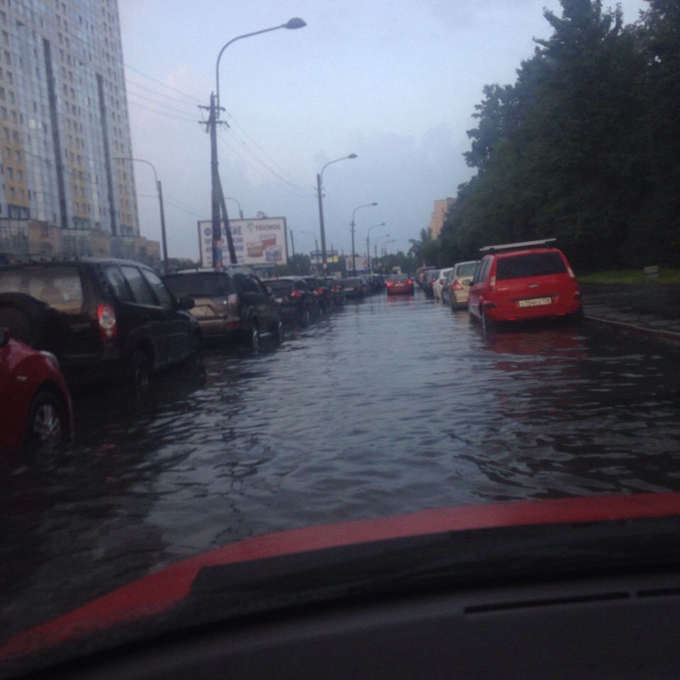 Питер затопило. Улица народного ополчения после ливня. Петербург затопило вид из балкона. Дождь с грозой в Санкт-Петербурге ночью на Лиговском проспекте.