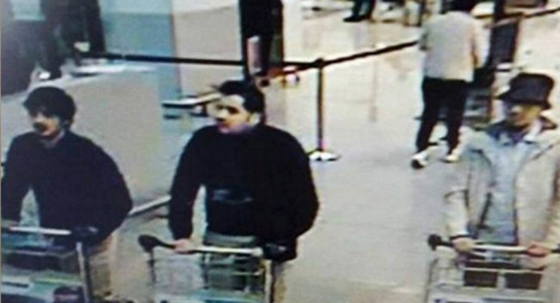 Мохаммед Абрини (справа) &nbsp;братья-смертники Бакрауи в аэропорту Брюсселя перед атакой


