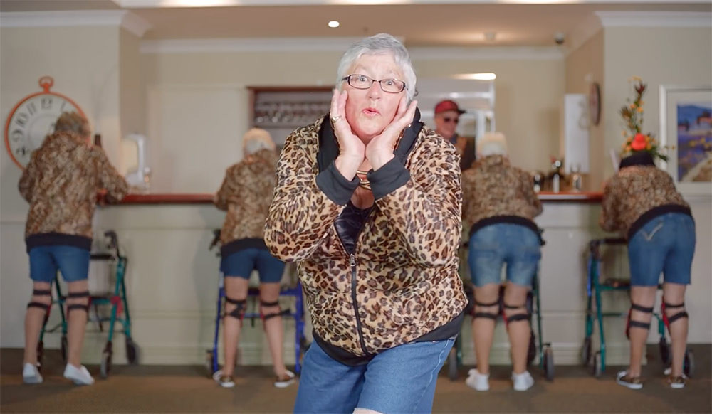 Бабушка не плясала а словно. Бабушка танцует. Танцующие бабушки. Поет в доме престарелых. Поет бабушка в доме престарелых.