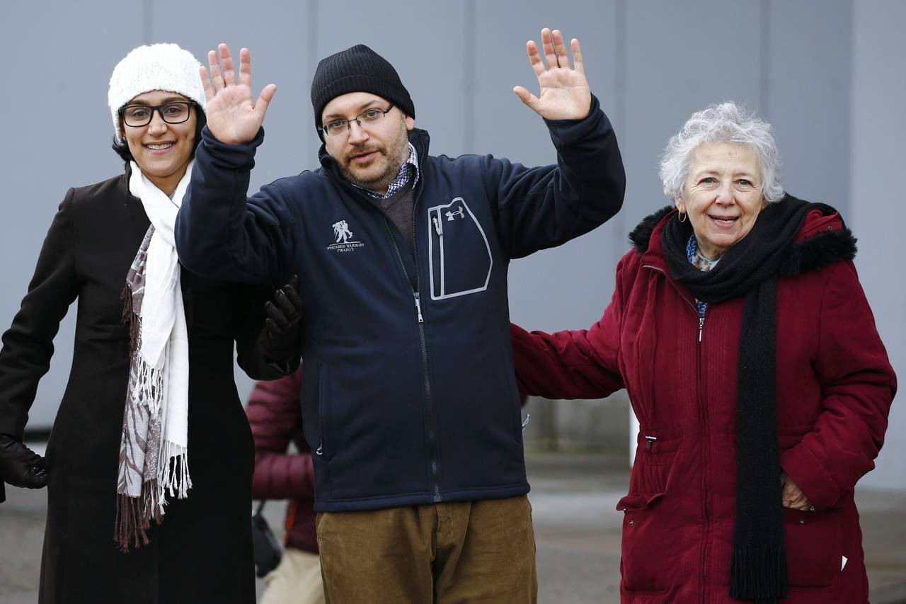 Журналист Washington Post Джейсон Резаян в окружении членов своей семьи после освобождения из тюрьмы в Иране. Фото: &copy;&nbsp;REUTERS/Kai Pfaffenbach