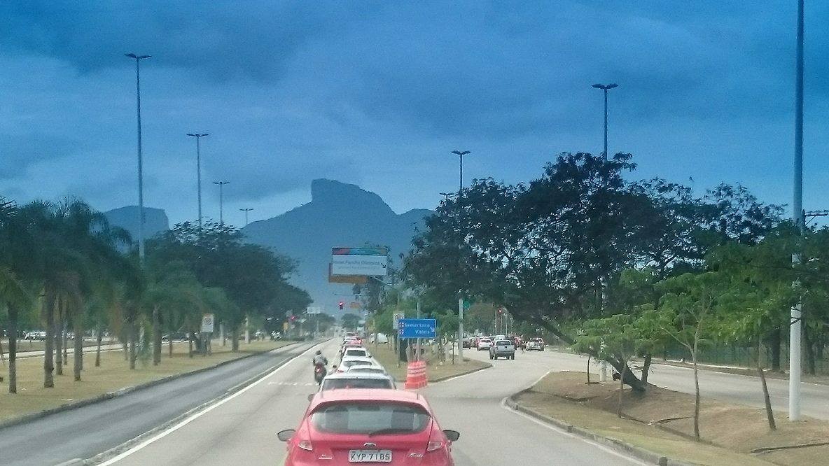 Пробка в Рио. Левая крайняя полоса отделена бордюром - только для скоростных автобусов. Центральная полоса с надписью "Rio 2016" - для олимпийского транспорта. Крайняя правая полоса - для остальных. Фото: Елена Гудименко