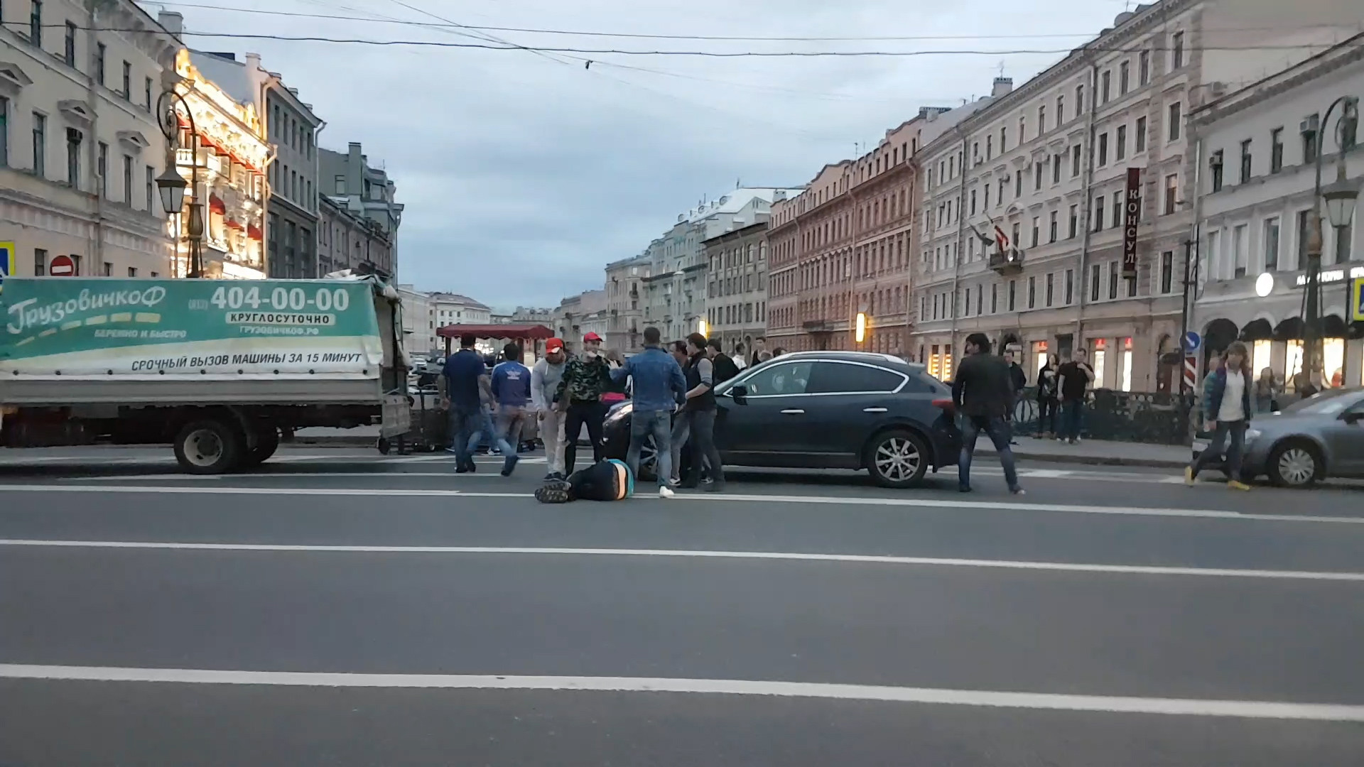 Авария на невском ночью. Питер 12 сентября крестный ход невский проспект картинки. Митинг на невском. Невский проспект санкт-петербург протест. Что сейчас происходит на невском.