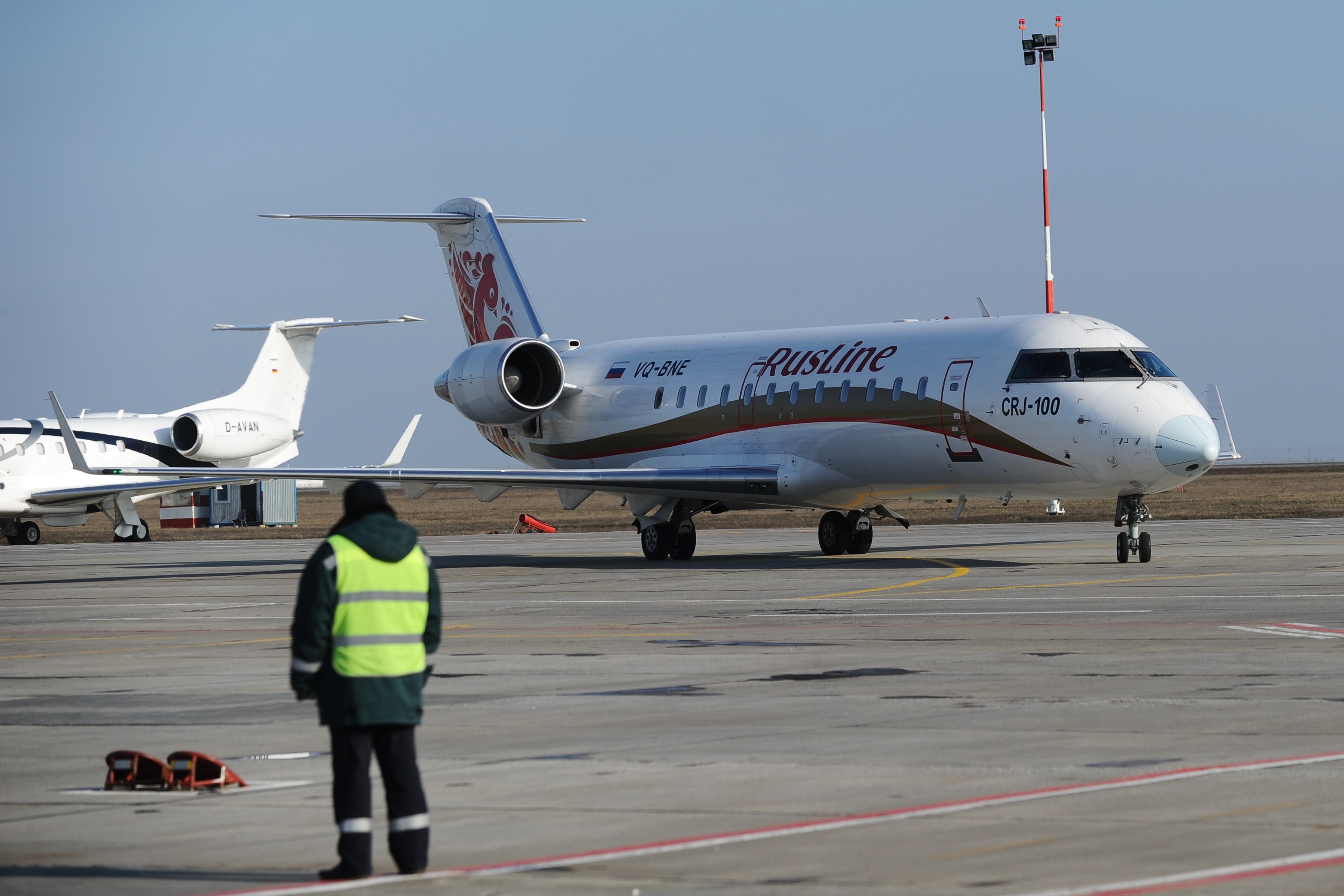 Самолет санкт петербург. Пулково самолеты РУСЛАЙН. CRJ самолет в России. Местные воздушные авиалинии. Утренний рейс самолета.