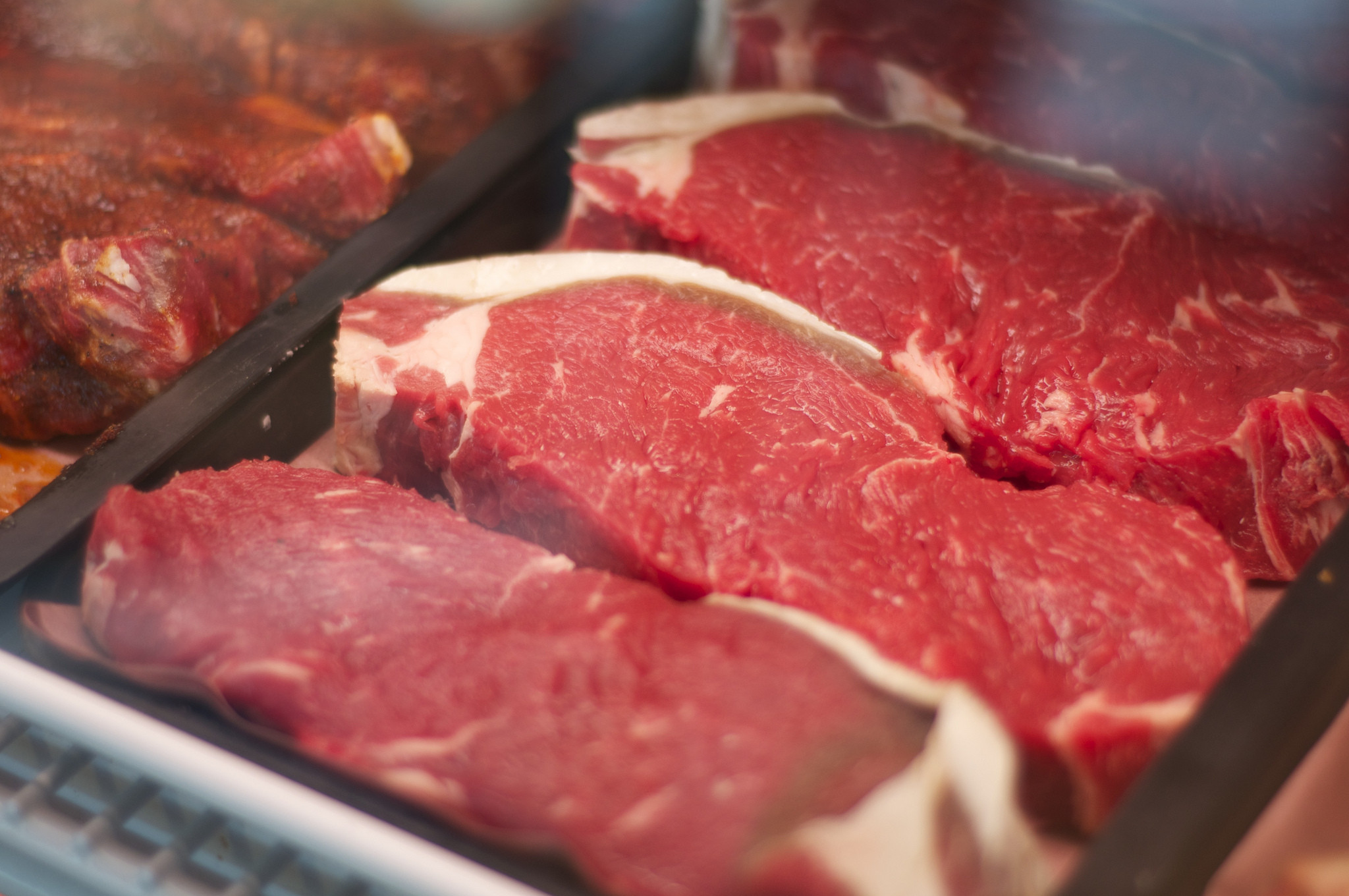 Есть тухлое мясо. Свежее мясо говядина. Мякоть говядина на рынке.